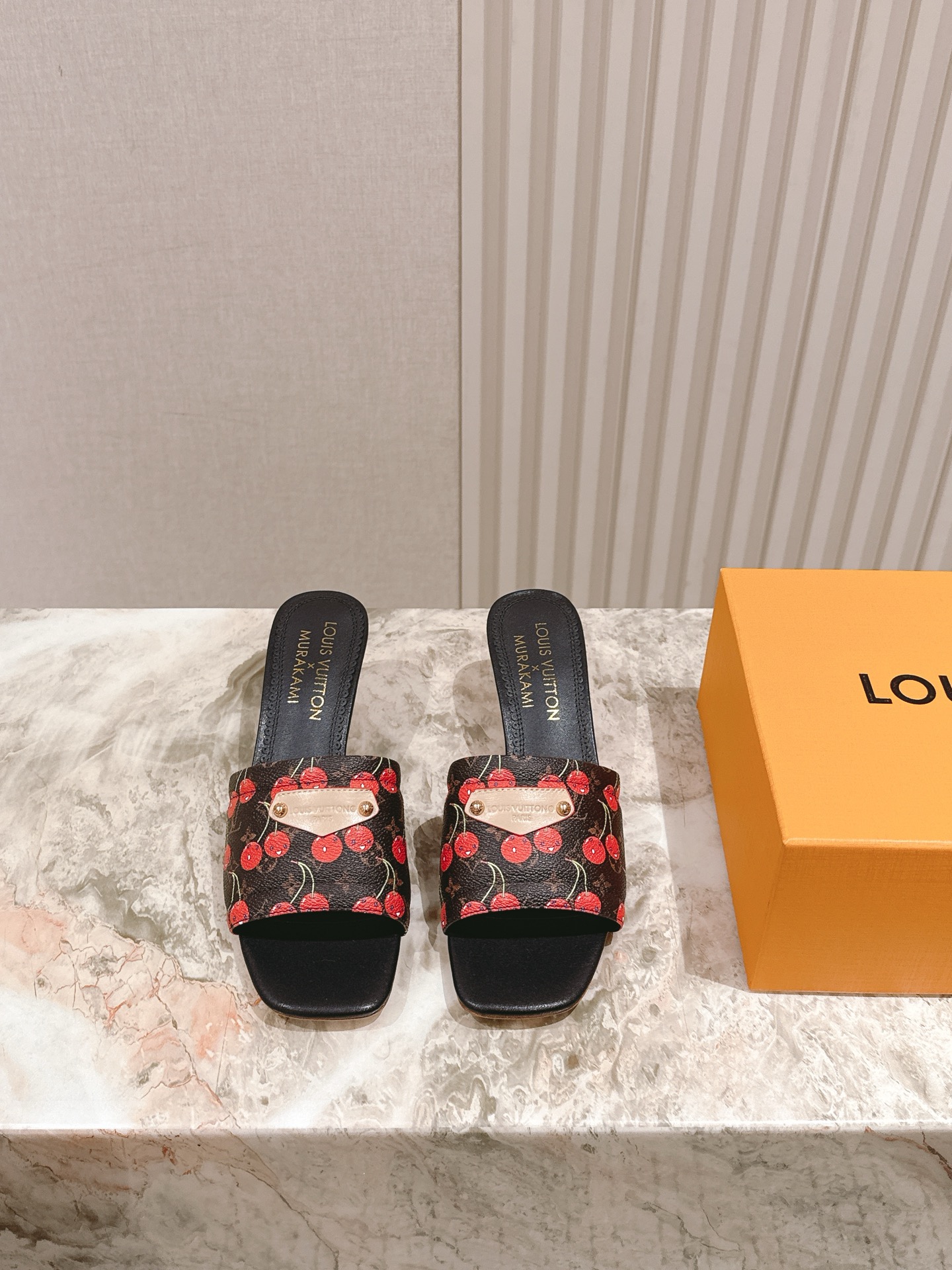 🍒樱桃跟
  | ²⁰²5𝐬𝐬 🤍🤎
驴家早春新品🆕 new arrival～LV春夏涂鸦拖鞋，也太出彩