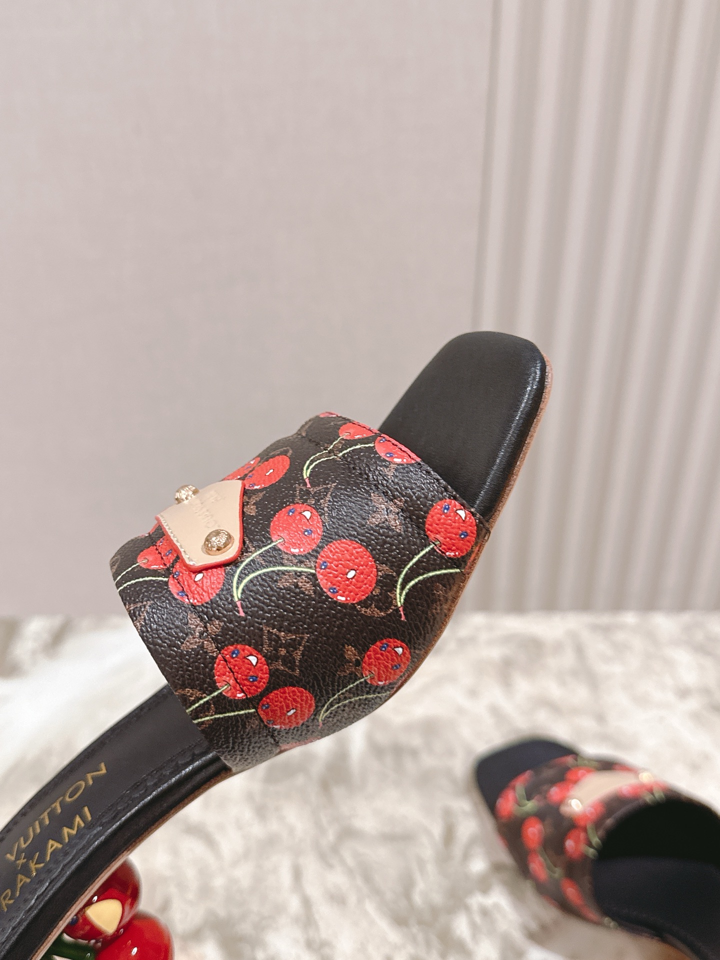 🍒樱桃跟
  | ²⁰²5𝐬𝐬 🤍🤎
驴家早春新品🆕 new arrival～LV春夏涂鸦拖鞋，也太出彩