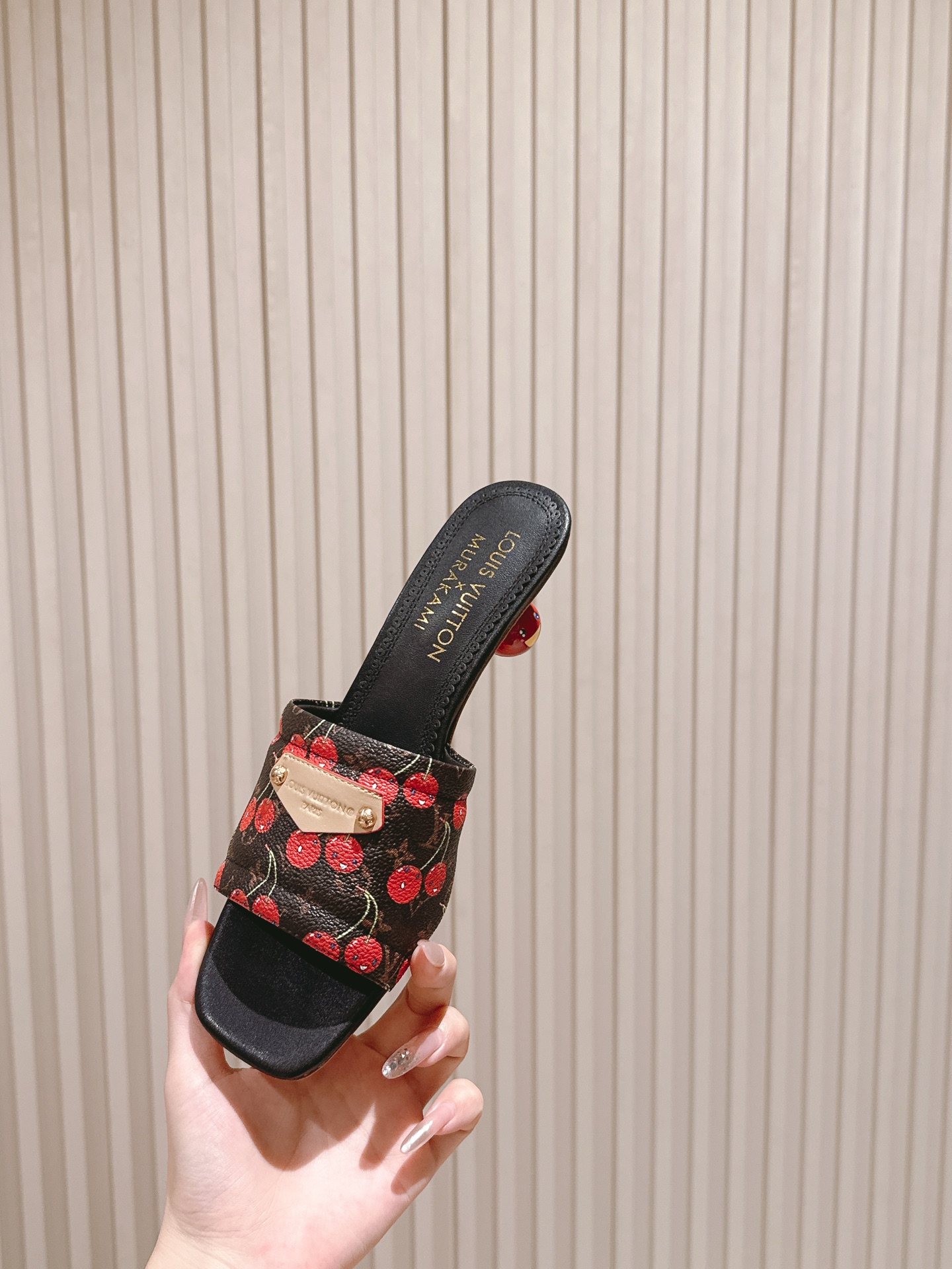 🍒樱桃跟
  | ²⁰²5𝐬𝐬 🤍🤎
驴家早春新品🆕 new arrival～LV春夏涂鸦拖鞋，也太出彩