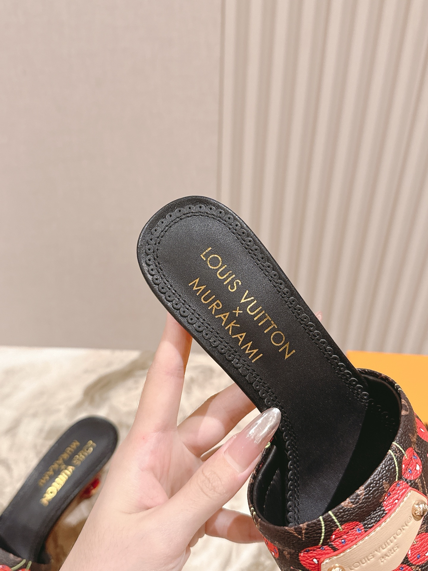 🍒樱桃跟
  | ²⁰²5𝐬𝐬 🤍🤎
驴家早春新品🆕 new arrival～LV春夏涂鸦拖鞋，也太出彩