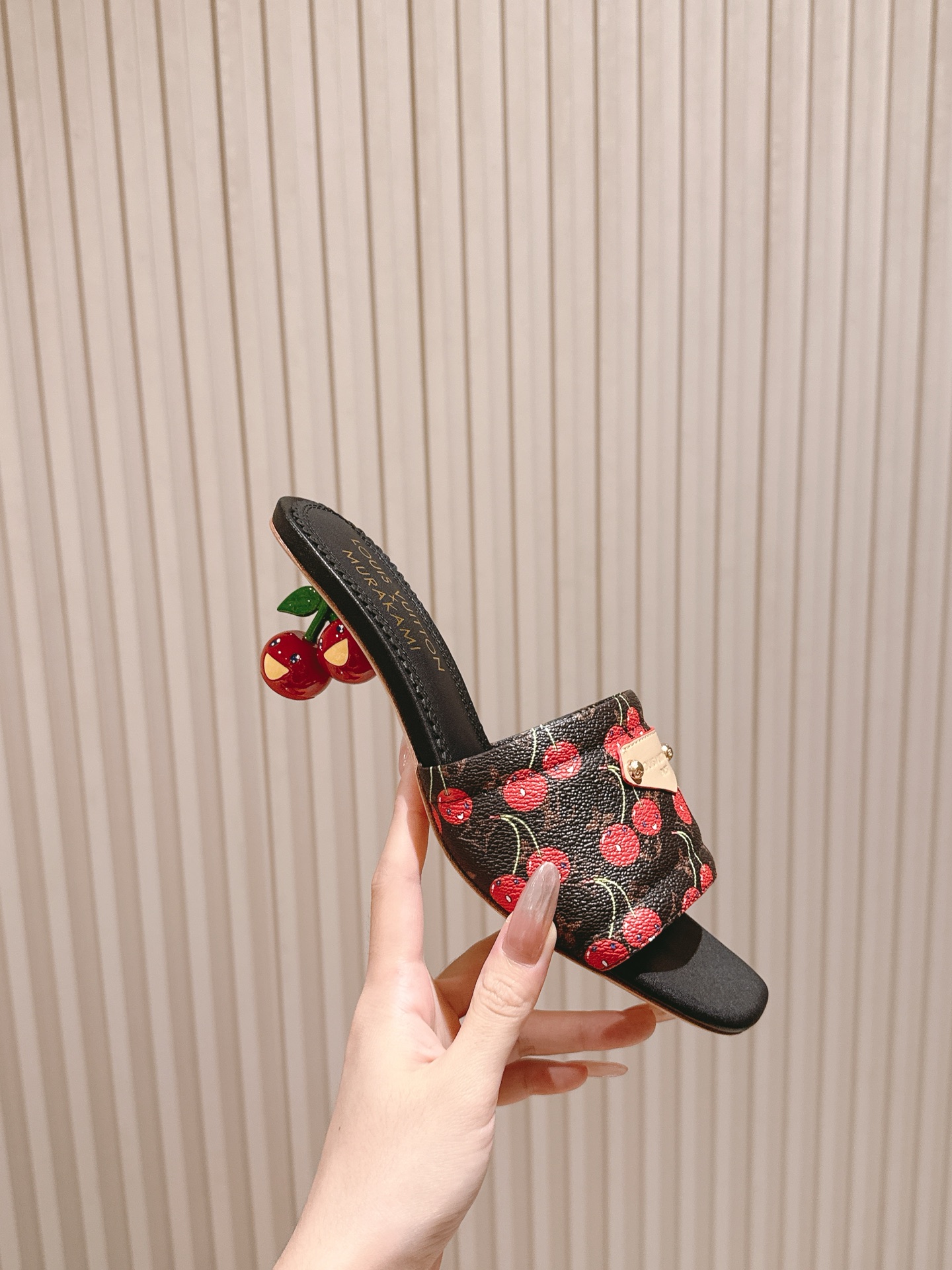 🍒樱桃跟
  | ²⁰²5𝐬𝐬 🤍🤎
驴家早春新品🆕 new arrival～LV春夏涂鸦拖鞋，也太出彩