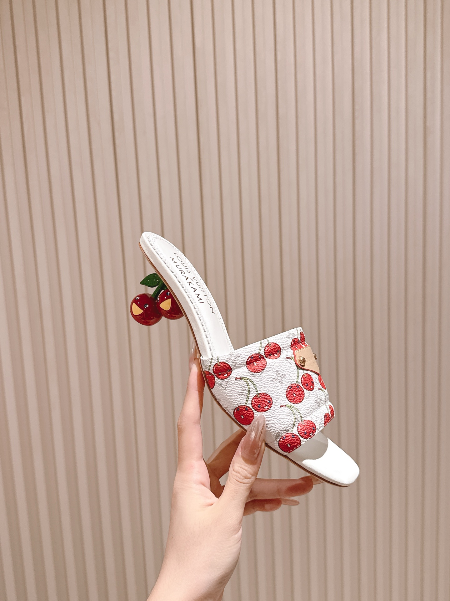 🍒樱桃跟  | ²⁰²5𝐬𝐬 🤍🤎
驴家早春新品🆕 new arrival～LV春夏涂鸦拖鞋，也太出彩了