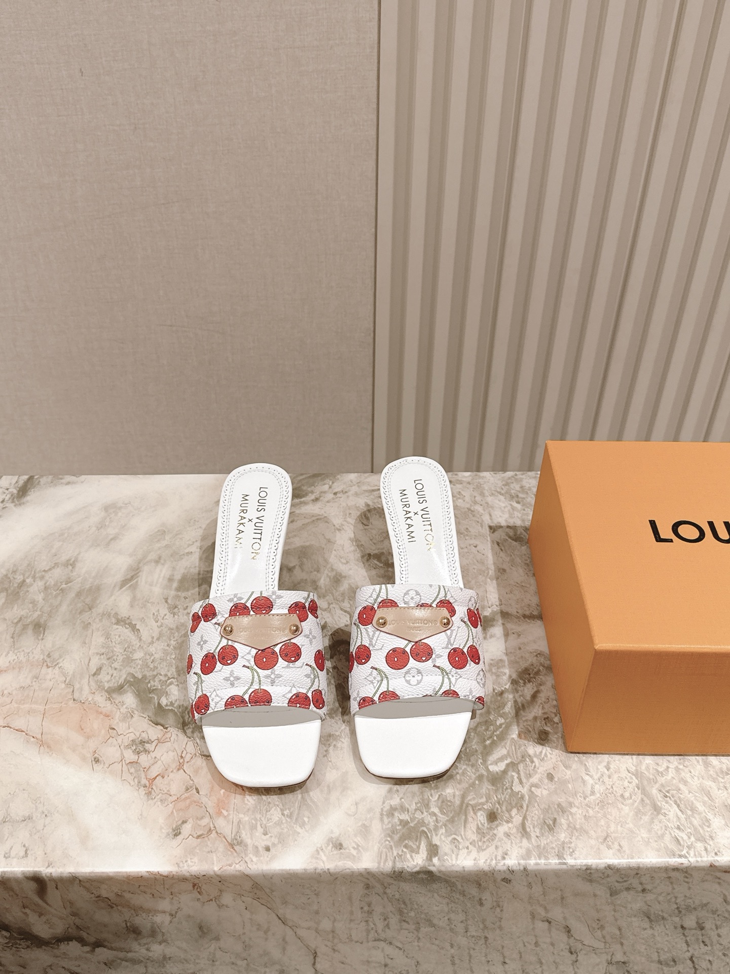 🍒樱桃跟  | ²⁰²5𝐬𝐬 🤍🤎
驴家早春新品🆕 new arrival～LV春夏涂鸦拖鞋，也太出彩了