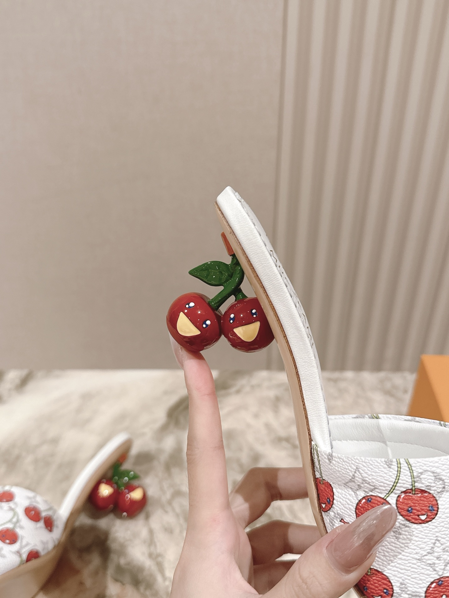 🍒樱桃跟  | ²⁰²5𝐬𝐬 🤍🤎
驴家早春新品🆕 new arrival～LV春夏涂鸦拖鞋，也太出彩了