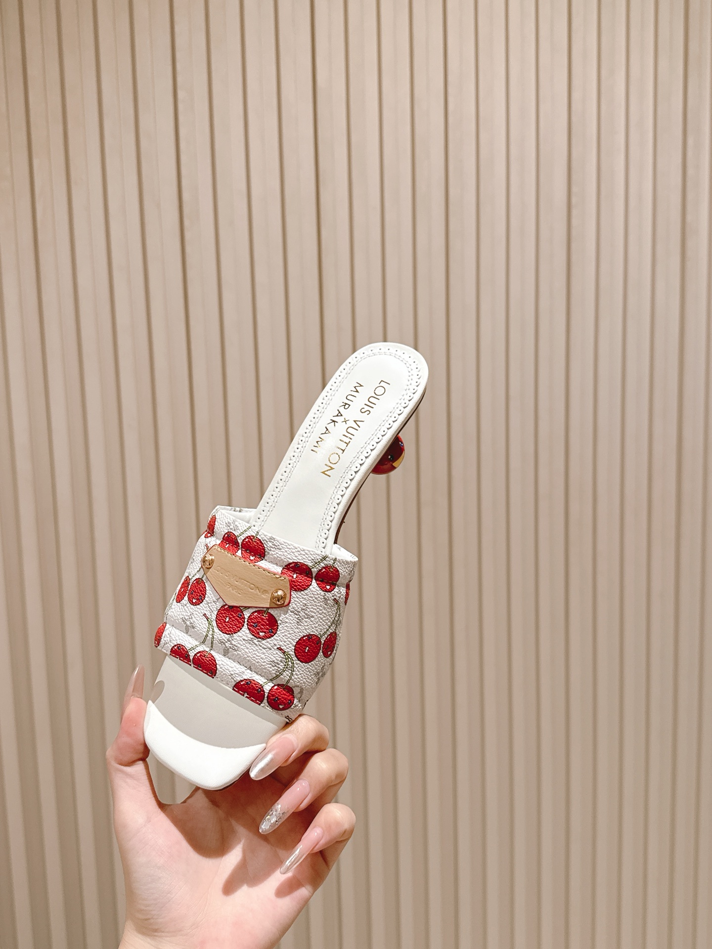 🍒樱桃跟  | ²⁰²5𝐬𝐬 🤍🤎
驴家早春新品🆕 new arrival～LV春夏涂鸦拖鞋，也太出彩了