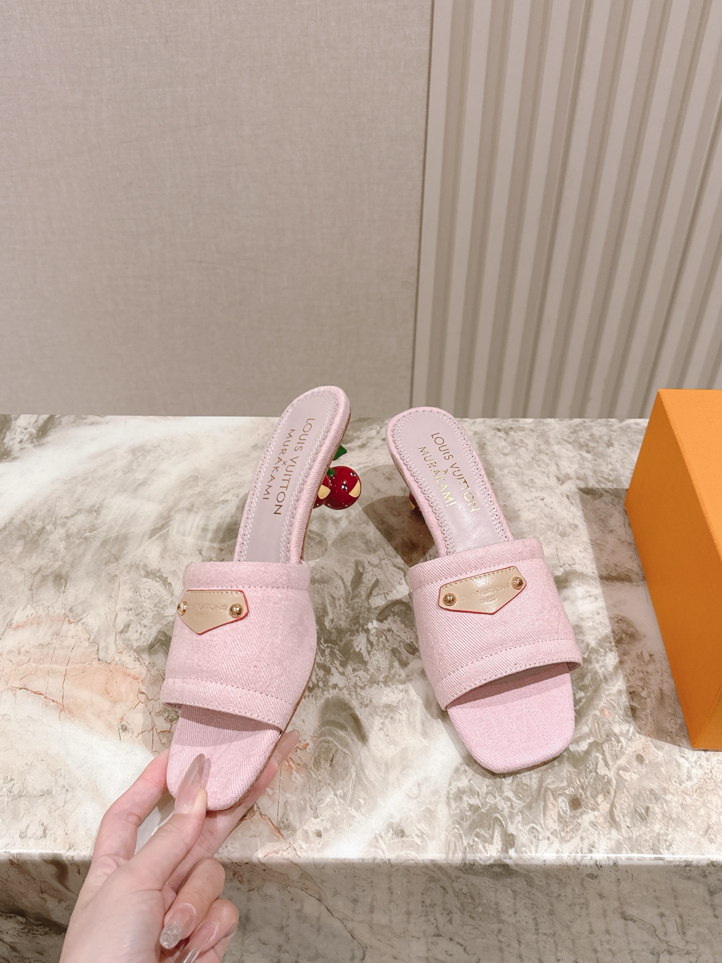 🍒樱桃跟
  | ²⁰²5𝐬𝐬 🤍🤎
驴家早春新品🆕 new arrival～LV春夏涂鸦拖鞋，也太出彩