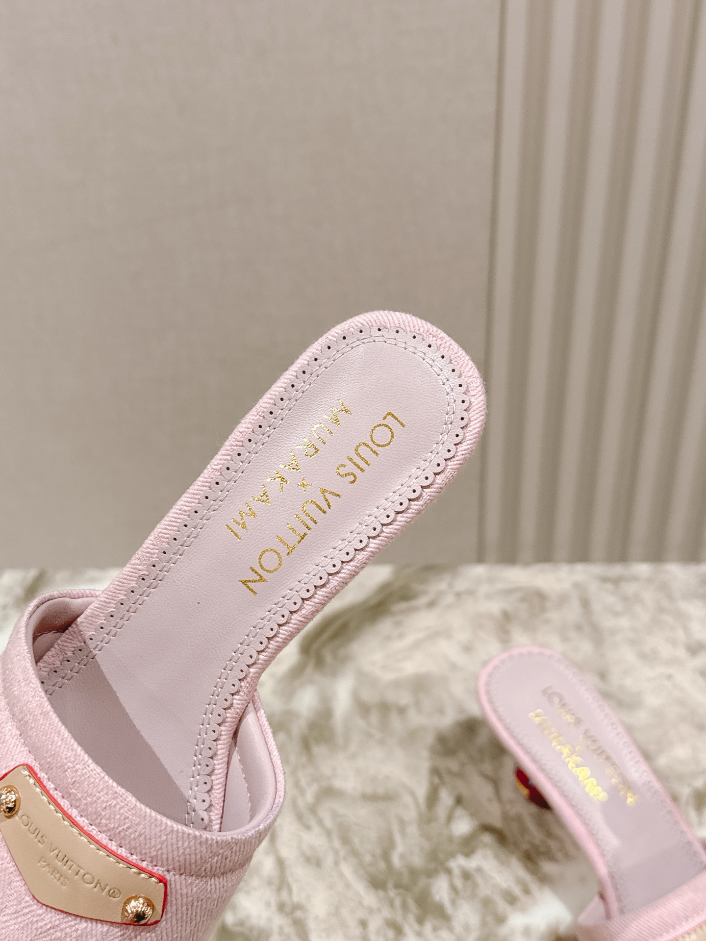 🍒樱桃跟
  | ²⁰²5𝐬𝐬 🤍🤎
驴家早春新品🆕 new arrival～LV春夏涂鸦拖鞋，也太出彩