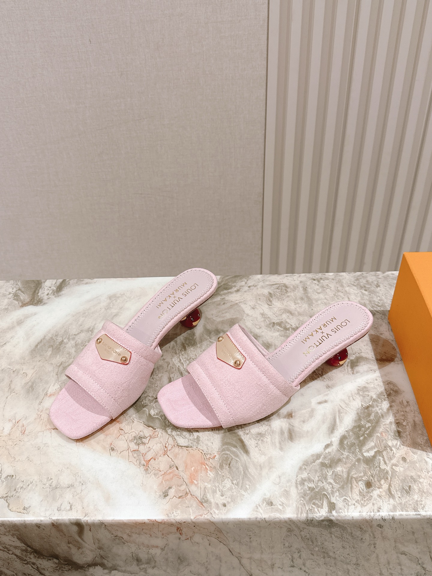 🍒樱桃跟
  | ²⁰²5𝐬𝐬 🤍🤎
驴家早春新品🆕 new arrival～LV春夏涂鸦拖鞋，也太出彩
