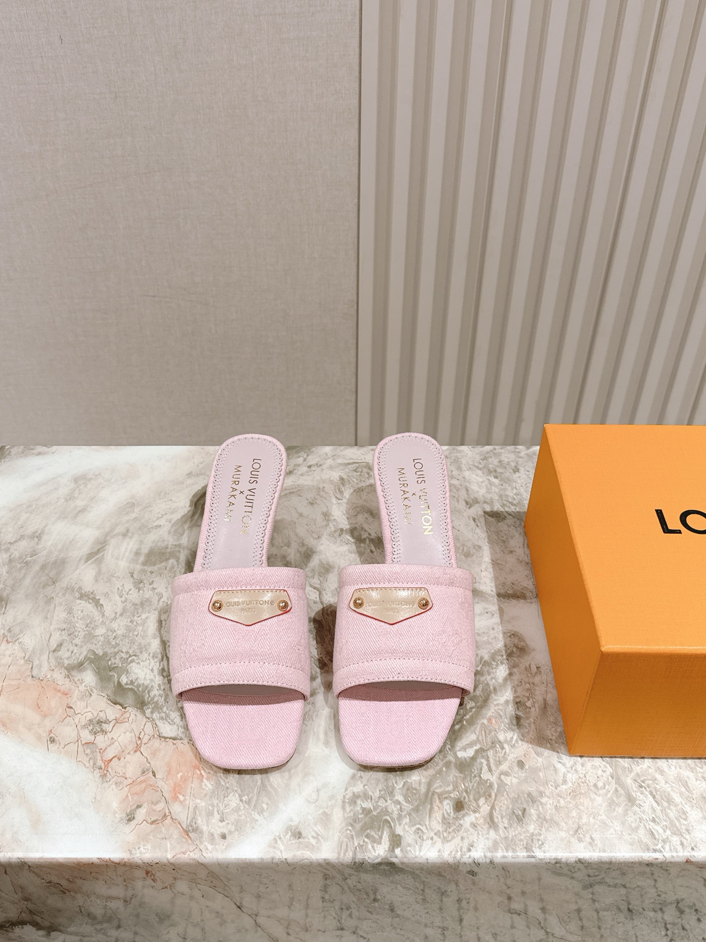 🍒樱桃跟
  | ²⁰²5𝐬𝐬 🤍🤎
驴家早春新品🆕 new arrival～LV春夏涂鸦拖鞋，也太出彩
