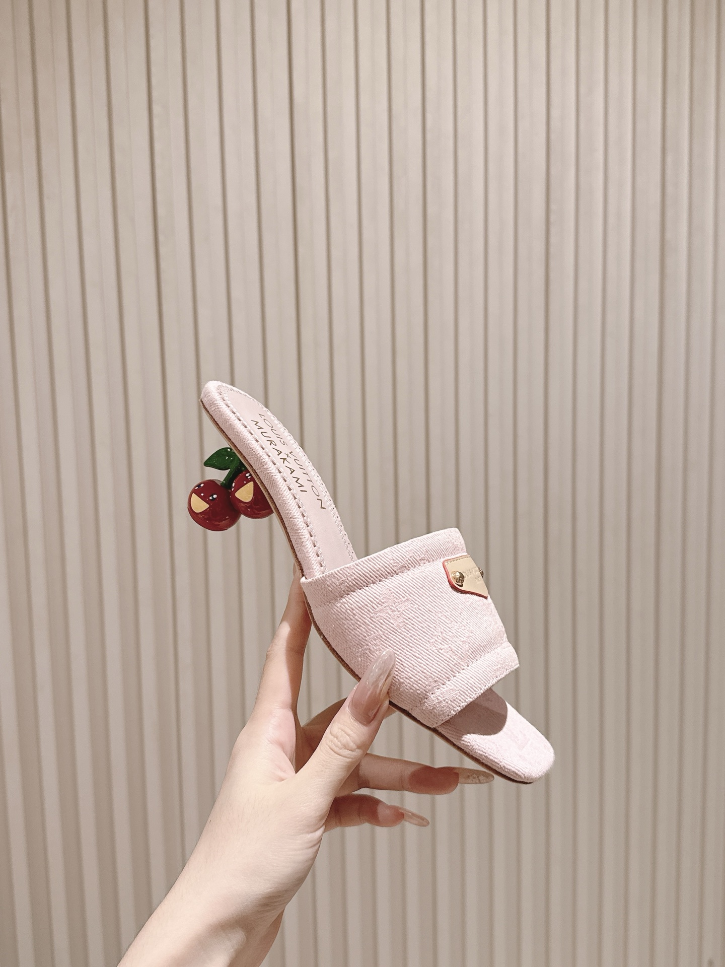 🍒樱桃跟
  | ²⁰²5𝐬𝐬 🤍🤎
驴家早春新品🆕 new arrival～LV春夏涂鸦拖鞋，也太出彩