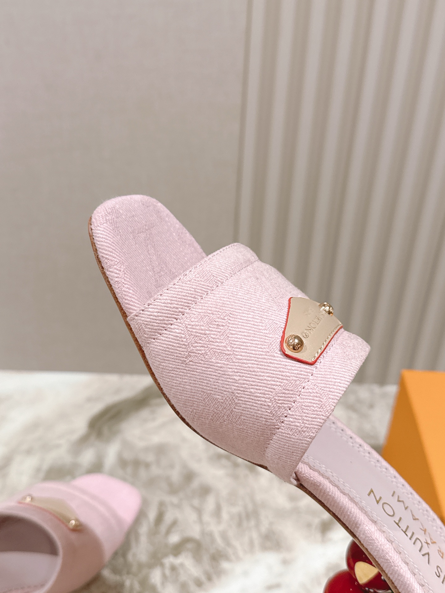 🍒樱桃跟
  | ²⁰²5𝐬𝐬 🤍🤎
驴家早春新品🆕 new arrival～LV春夏涂鸦拖鞋，也太出彩