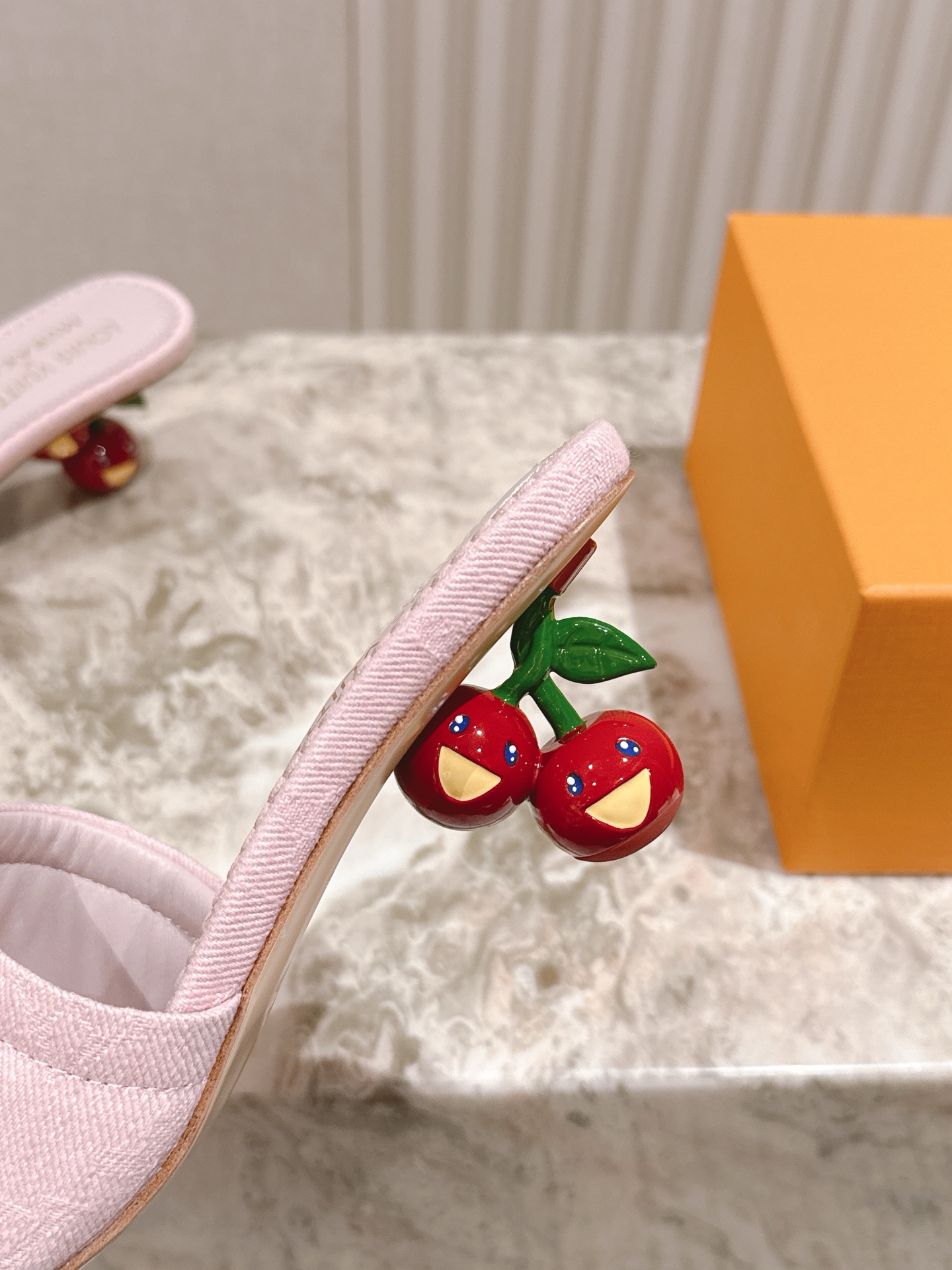 🍒樱桃跟
  | ²⁰²5𝐬𝐬 🤍🤎
驴家早春新品🆕 new arrival～LV春夏涂鸦拖鞋，也太出彩