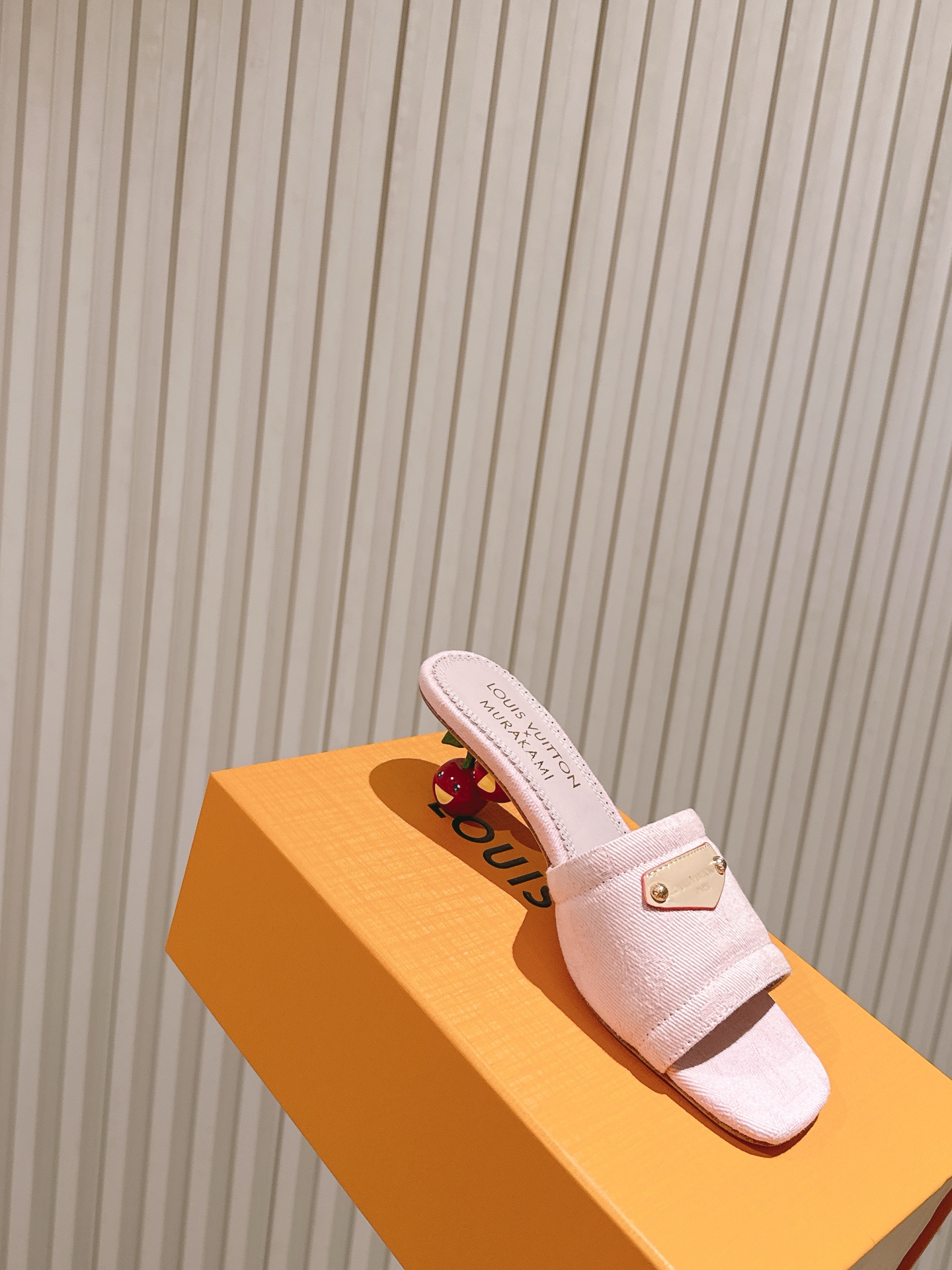 🍒樱桃跟
  | ²⁰²5𝐬𝐬 🤍🤎
驴家早春新品🆕 new arrival～LV春夏涂鸦拖鞋，也太出彩