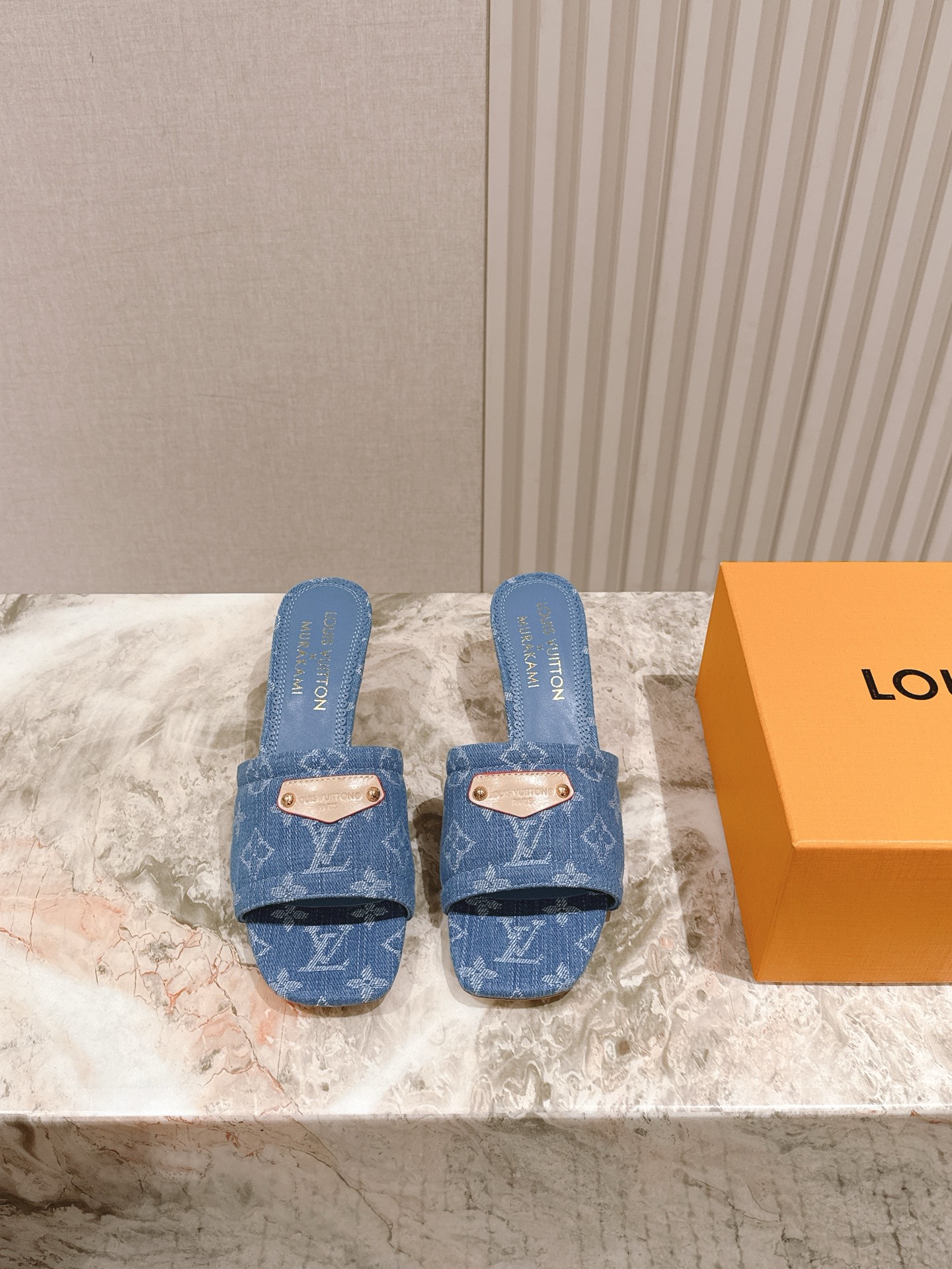 🍒樱桃跟
  | ²⁰²5𝐬𝐬 🤍🤎
驴家早春新品🆕 new arrival～LV春夏涂鸦拖鞋，也太出彩