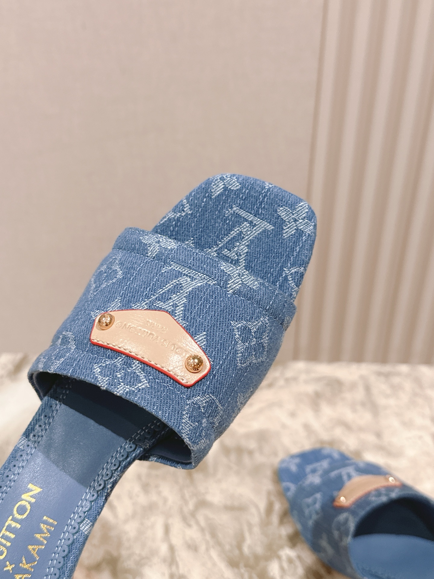 🍒樱桃跟
  | ²⁰²5𝐬𝐬 🤍🤎
驴家早春新品🆕 new arrival～LV春夏涂鸦拖鞋，也太出彩
