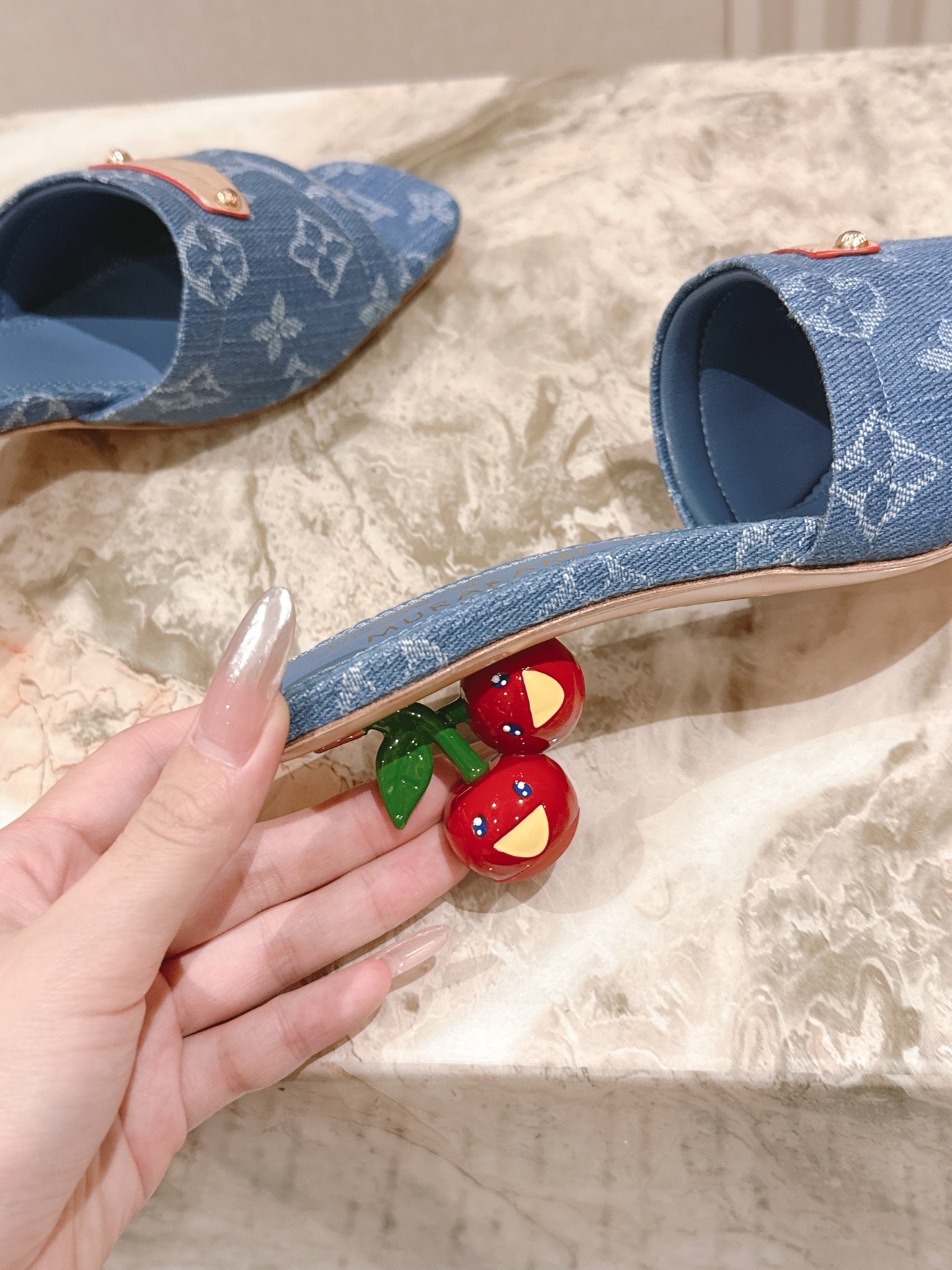 🍒樱桃跟
  | ²⁰²5𝐬𝐬 🤍🤎
驴家早春新品🆕 new arrival～LV春夏涂鸦拖鞋，也太出彩
