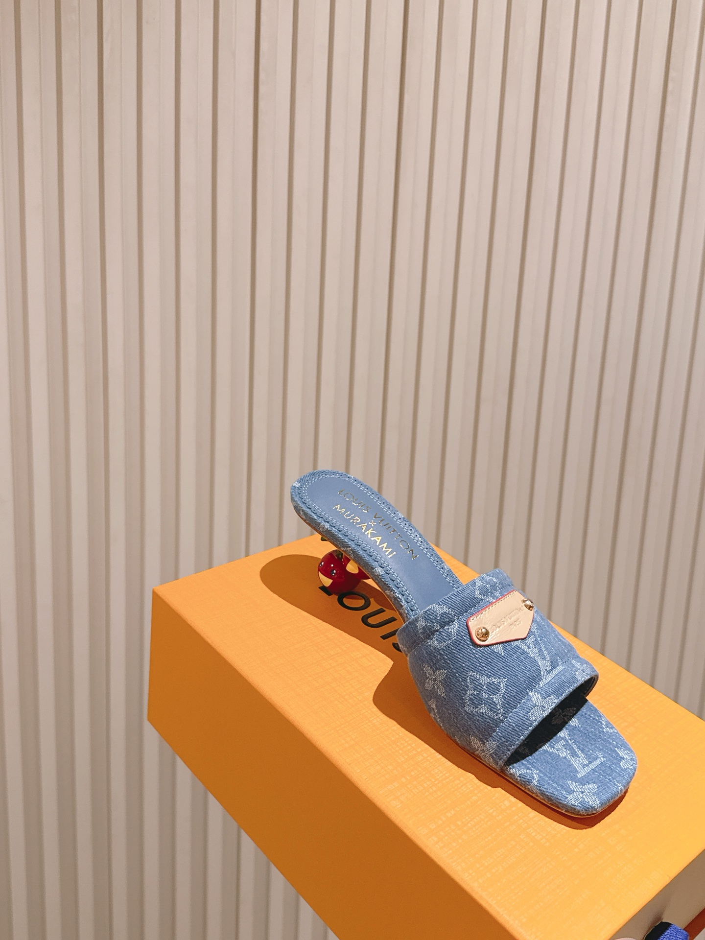 🍒樱桃跟
  | ²⁰²5𝐬𝐬 🤍🤎
驴家早春新品🆕 new arrival～LV春夏涂鸦拖鞋，也太出彩