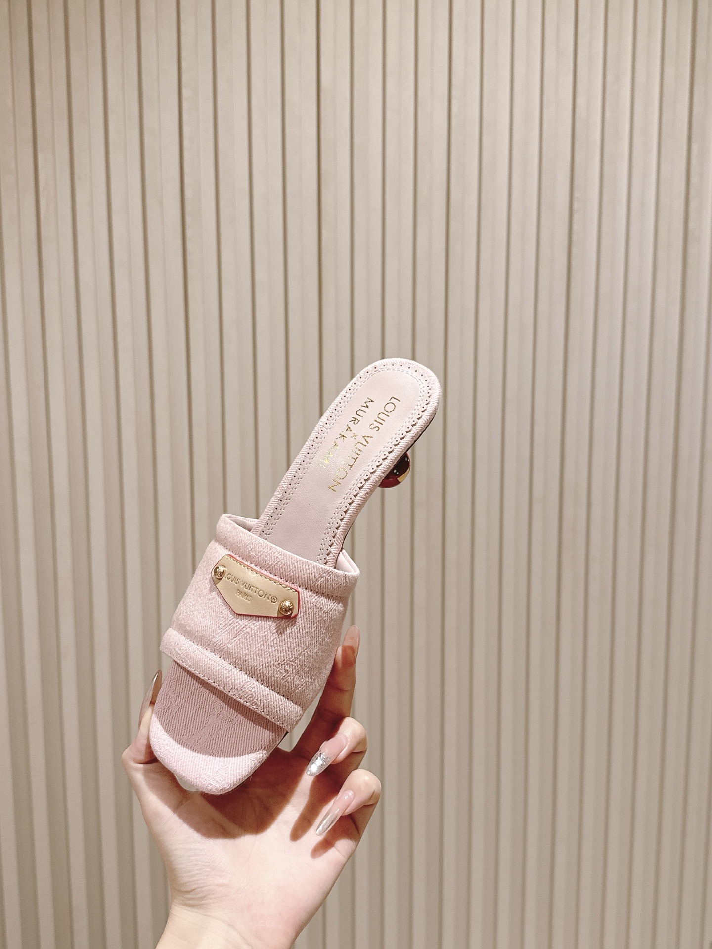 🍒樱桃跟
  | ²⁰²5𝐬𝐬 🤍🤎
驴家早春新品🆕 new arrival～LV春夏涂鸦拖鞋，也太出彩
