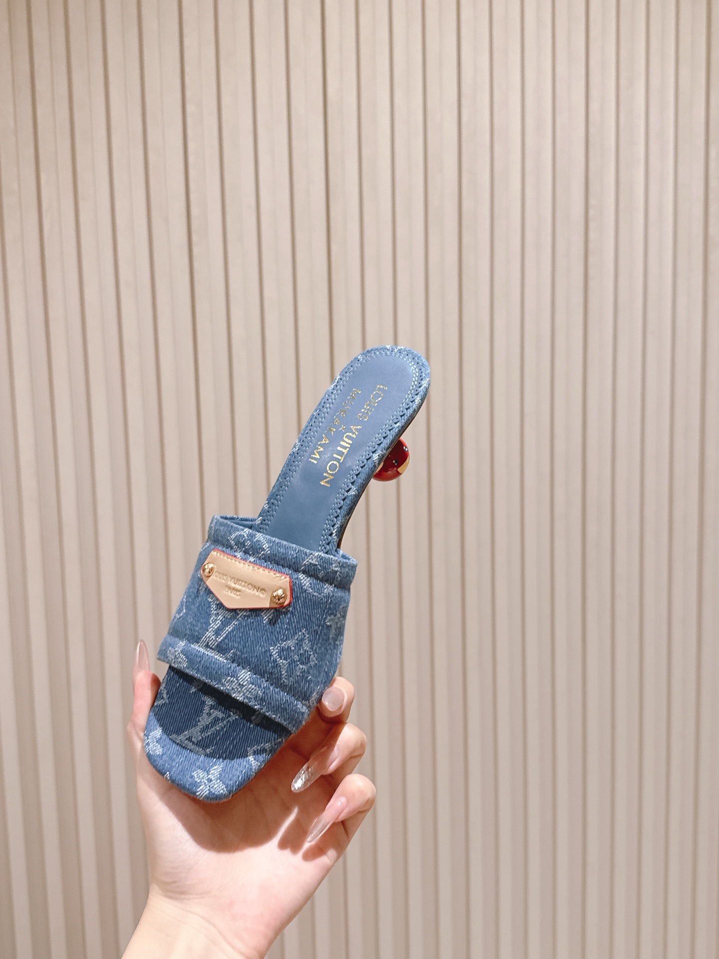🍒樱桃跟
  | ²⁰²5𝐬𝐬 🤍🤎
驴家早春新品🆕 new arrival～LV春夏涂鸦拖鞋，也太出彩