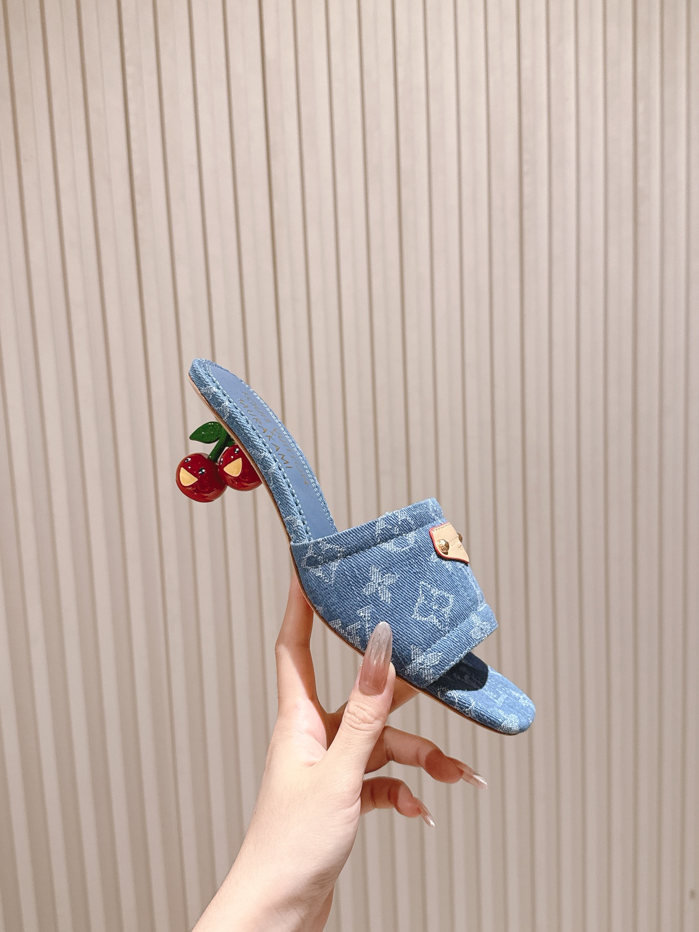 🍒樱桃跟
  | ²⁰²5𝐬𝐬 🤍🤎
驴家早春新品🆕 new arrival～LV春夏涂鸦拖鞋，也太出彩