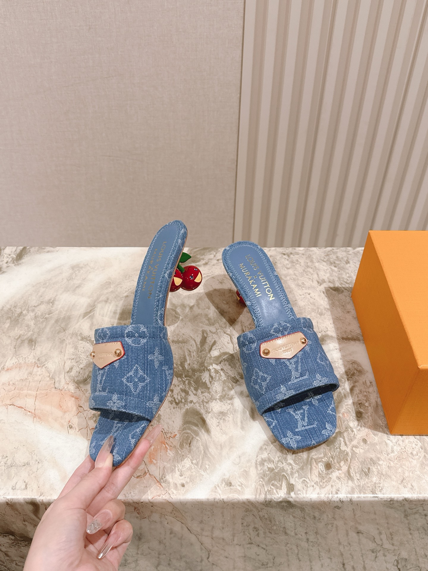 🍒樱桃跟
  | ²⁰²5𝐬𝐬 🤍🤎
驴家早春新品🆕 new arrival～LV春夏涂鸦拖鞋，也太出彩