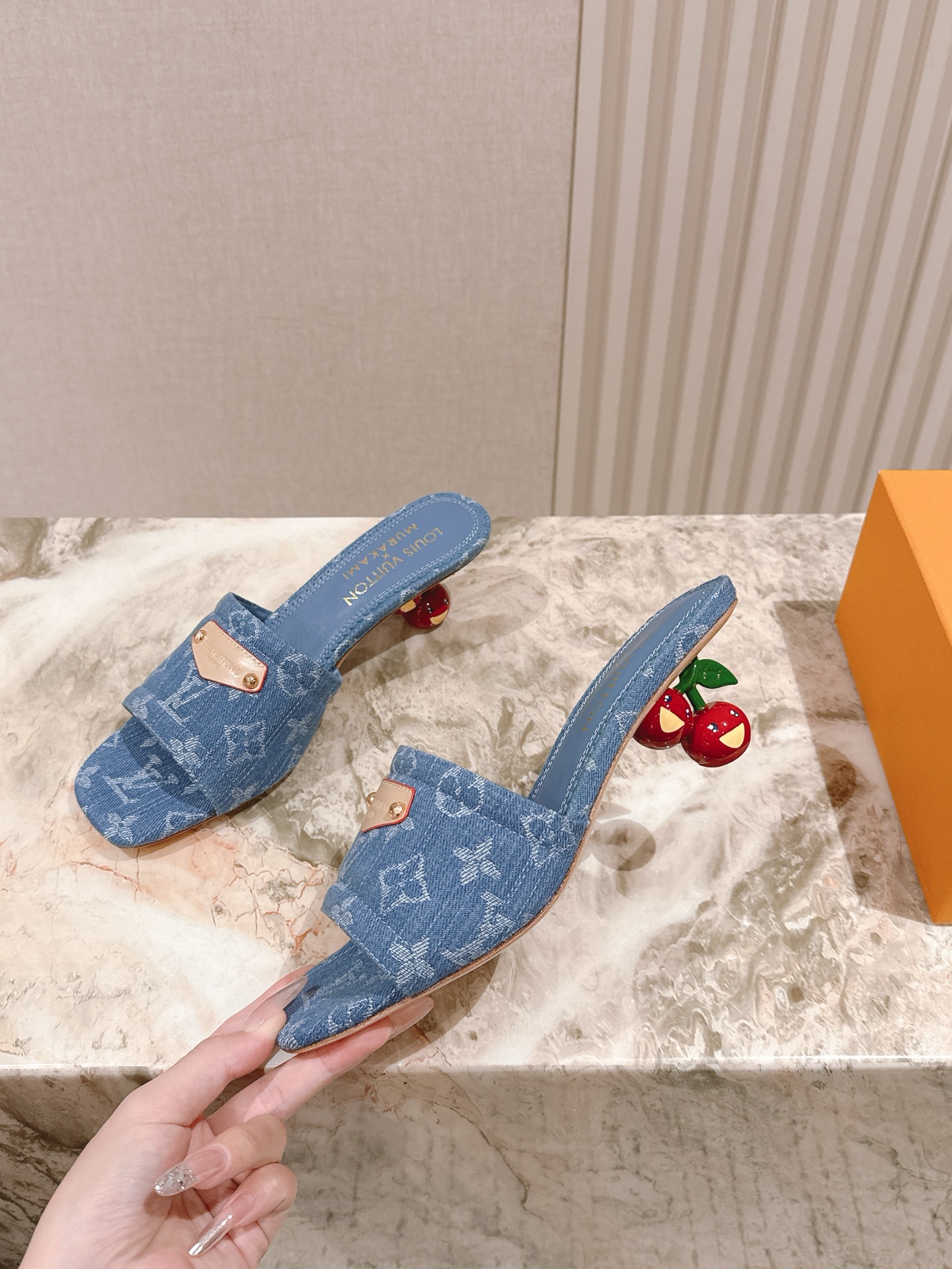 🍒樱桃跟
  | ²⁰²5𝐬𝐬 🤍🤎
驴家早春新品🆕 new arrival～LV春夏涂鸦拖鞋，也太出彩