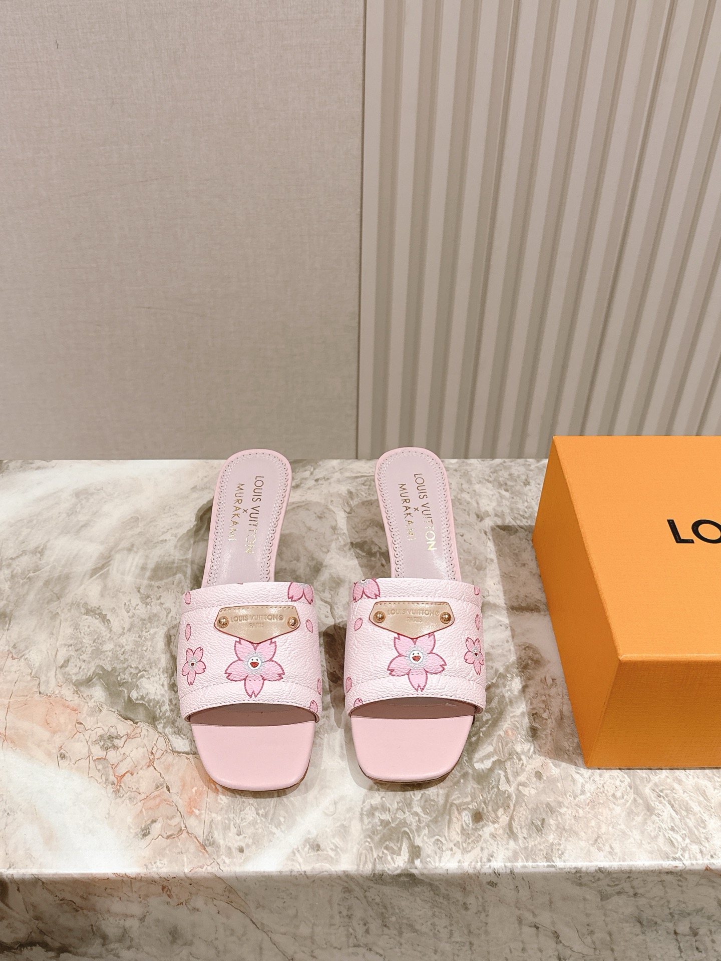 🍒樱桃跟
  | ²⁰²5𝐬𝐬 🤍🤎
驴家早春新品🆕 new arrival～LV春夏涂鸦拖鞋，也太出彩