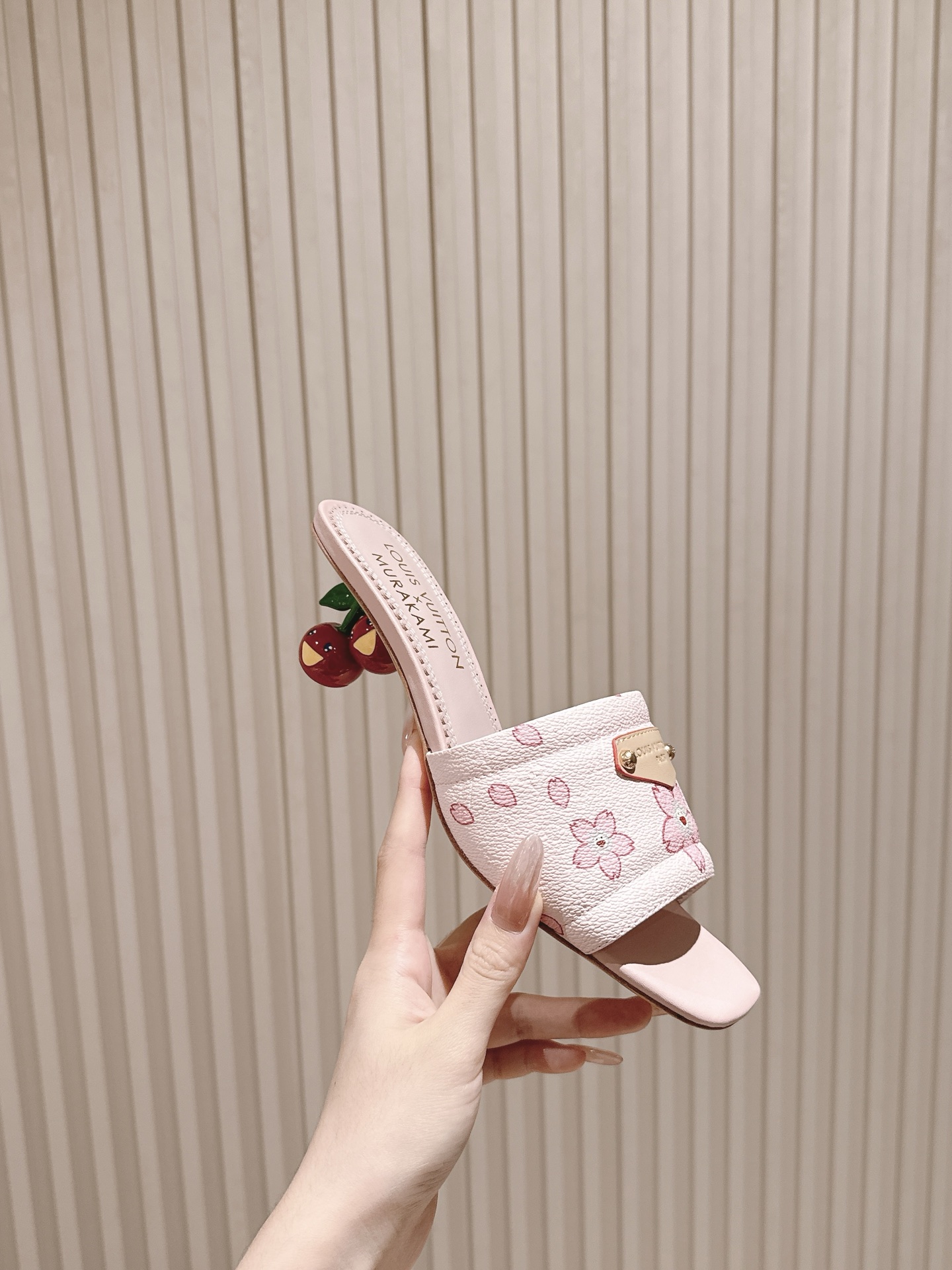 🍒樱桃跟
  | ²⁰²5𝐬𝐬 🤍🤎
驴家早春新品🆕 new arrival～LV春夏涂鸦拖鞋，也太出彩