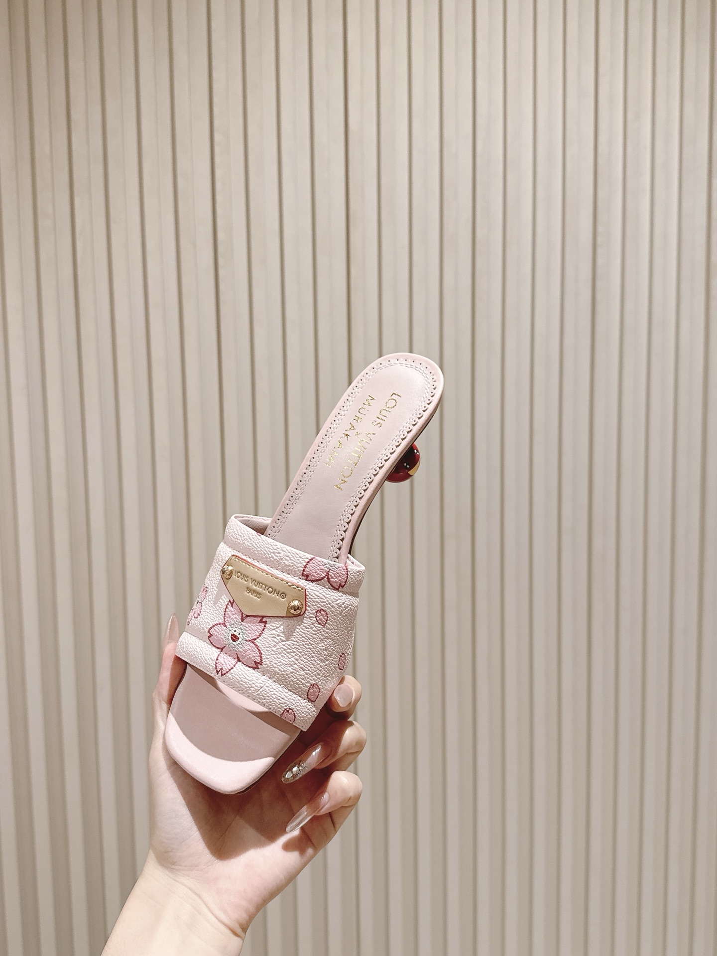 🍒樱桃跟
  | ²⁰²5𝐬𝐬 🤍🤎
驴家早春新品🆕 new arrival～LV春夏涂鸦拖鞋，也太出彩