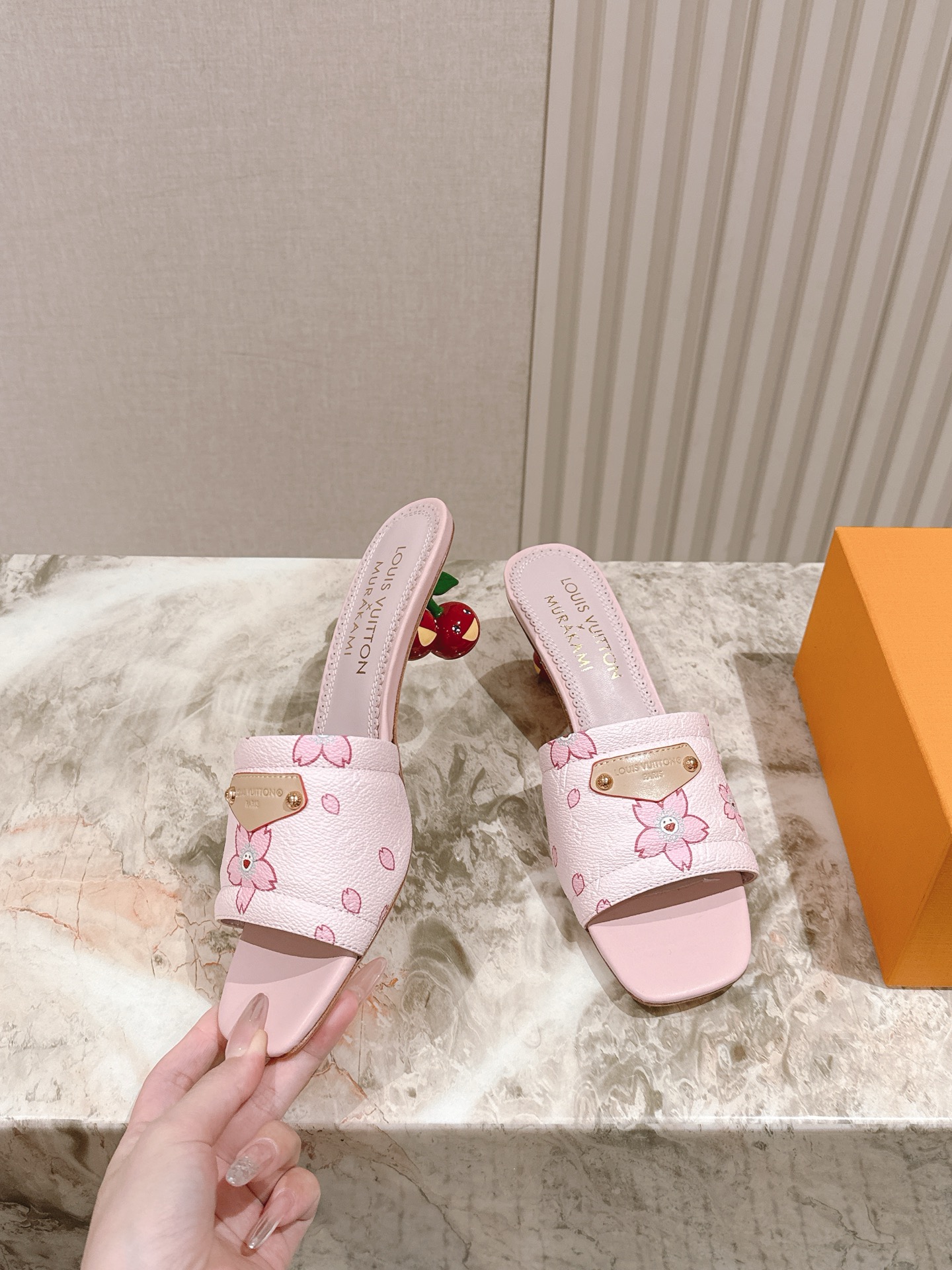 🍒樱桃跟
  | ²⁰²5𝐬𝐬 🤍🤎
驴家早春新品🆕 new arrival～LV春夏涂鸦拖鞋，也太出彩