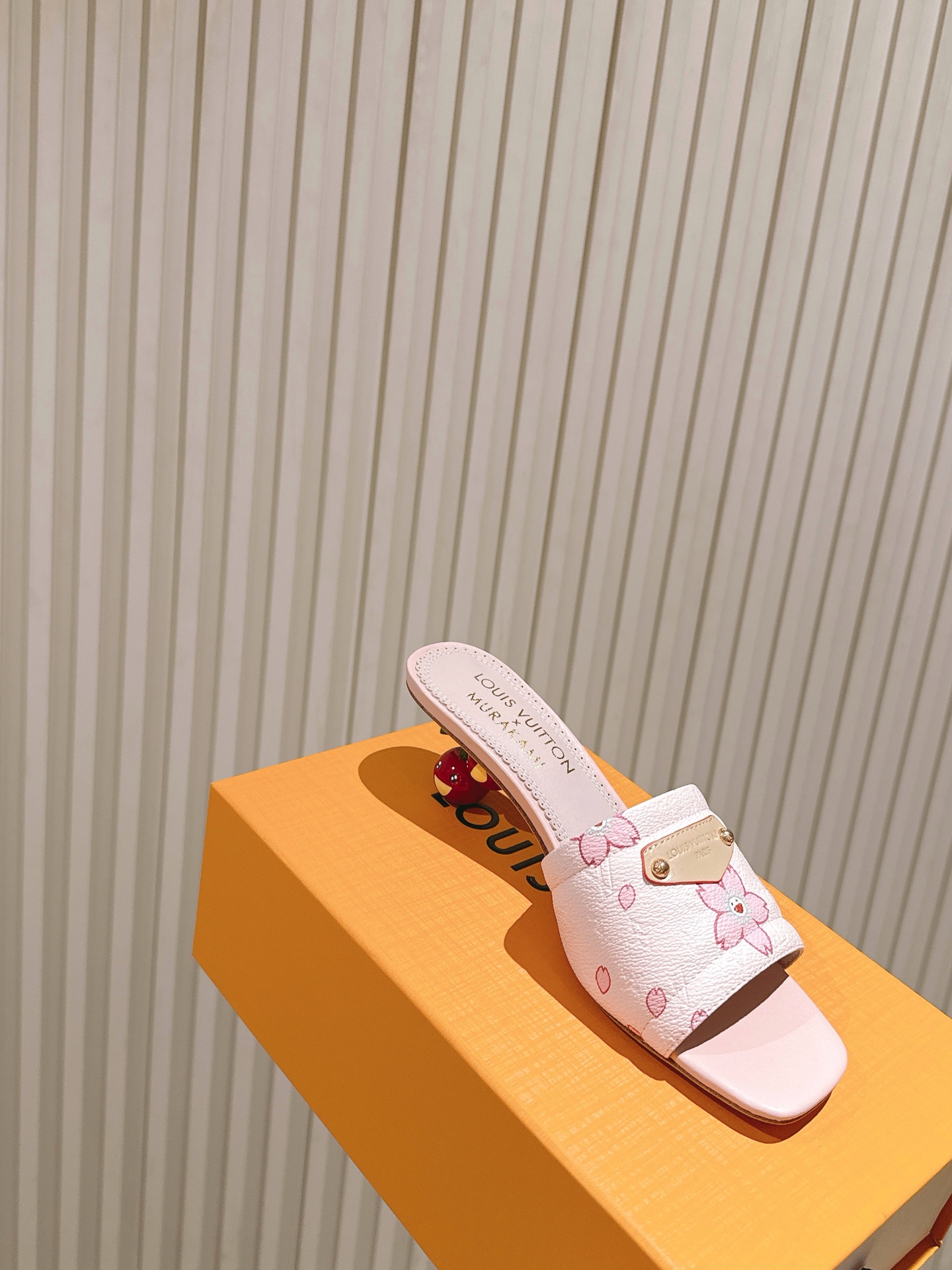 🍒樱桃跟
  | ²⁰²5𝐬𝐬 🤍🤎
驴家早春新品🆕 new arrival～LV春夏涂鸦拖鞋，也太出彩
