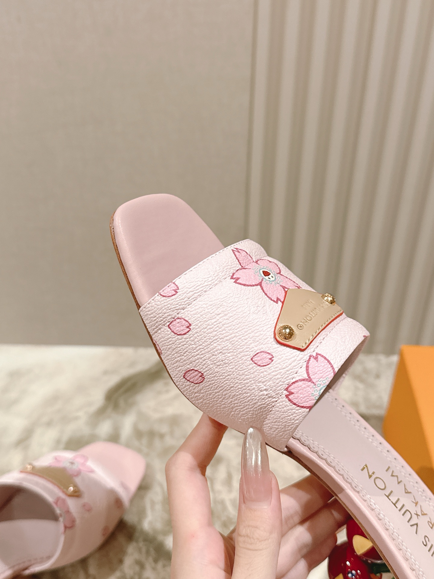 🍒樱桃跟
  | ²⁰²5𝐬𝐬 🤍🤎
驴家早春新品🆕 new arrival～LV春夏涂鸦拖鞋，也太出彩