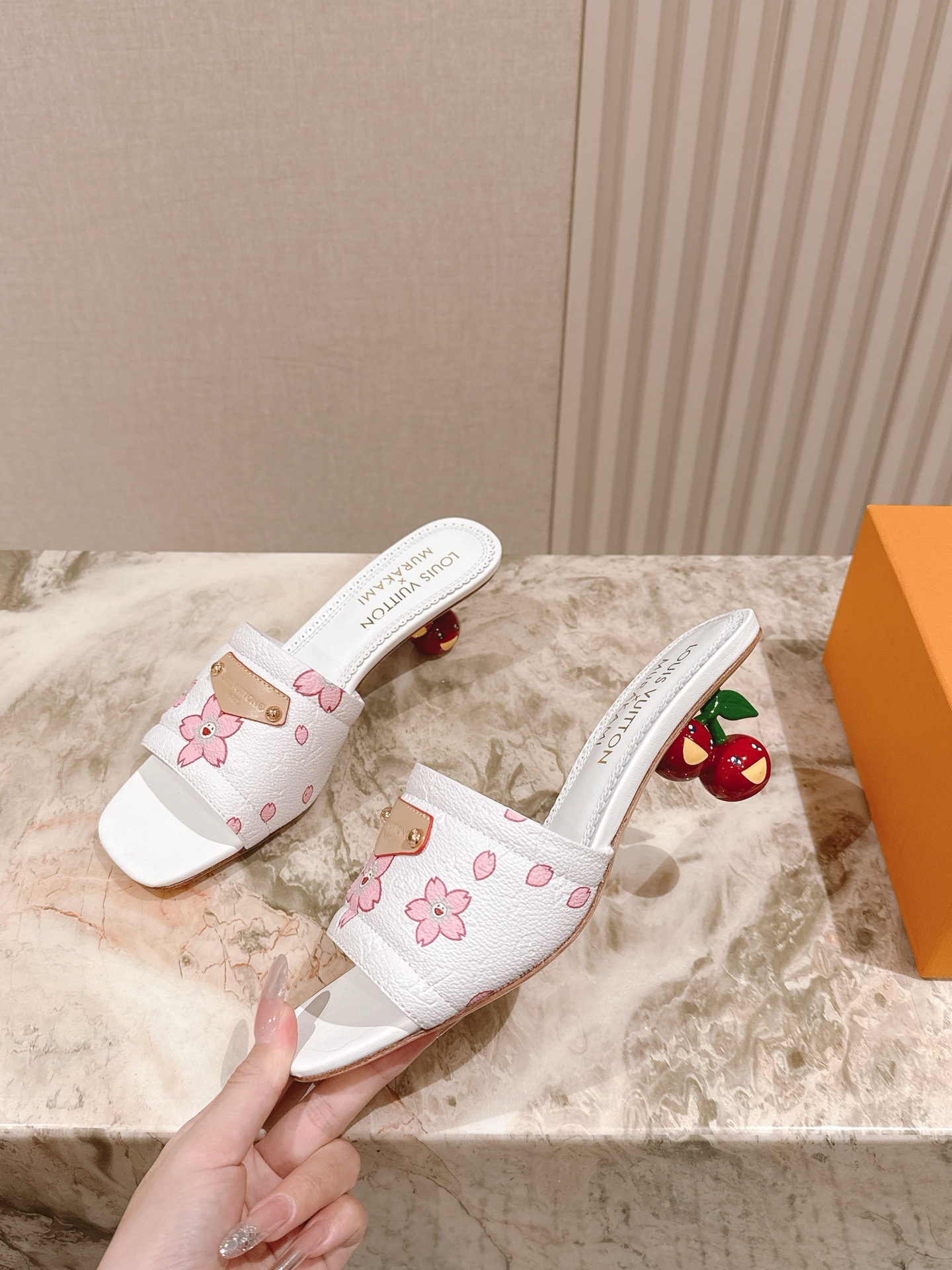 🍒樱桃跟
  | ²⁰²5𝐬𝐬 🤍🤎
驴家早春新品🆕 new arrival～LV春夏涂鸦拖鞋，也太出彩