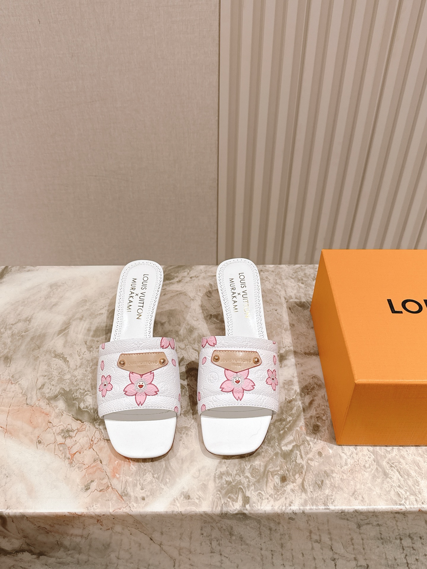 🍒樱桃跟
  | ²⁰²5𝐬𝐬 🤍🤎
驴家早春新品🆕 new arrival～LV春夏涂鸦拖鞋，也太出彩