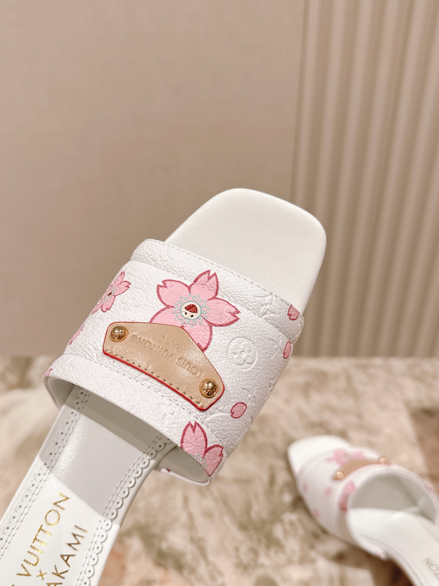 🍒樱桃跟
  | ²⁰²5𝐬𝐬 🤍🤎
驴家早春新品🆕 new arrival～LV春夏涂鸦拖鞋，也太出彩