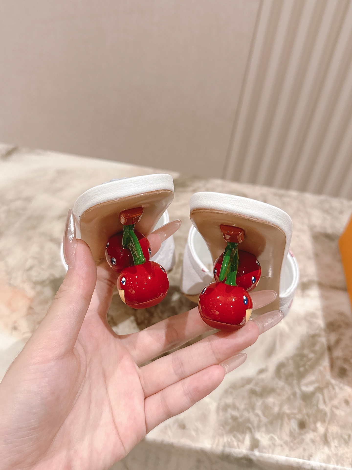 🍒樱桃跟
  | ²⁰²5𝐬𝐬 🤍🤎
驴家早春新品🆕 new arrival～LV春夏涂鸦拖鞋，也太出彩