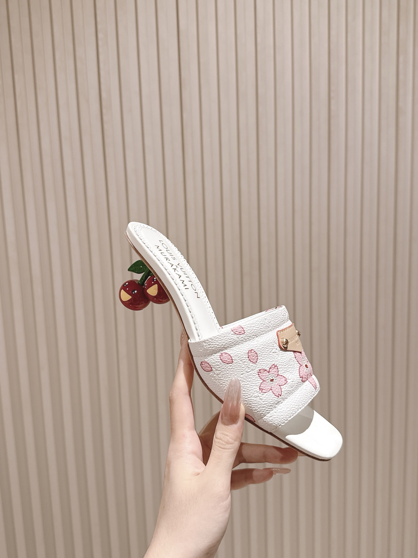 🍒樱桃跟
  | ²⁰²5𝐬𝐬 🤍🤎
驴家早春新品🆕 new arrival～LV春夏涂鸦拖鞋，也太出彩