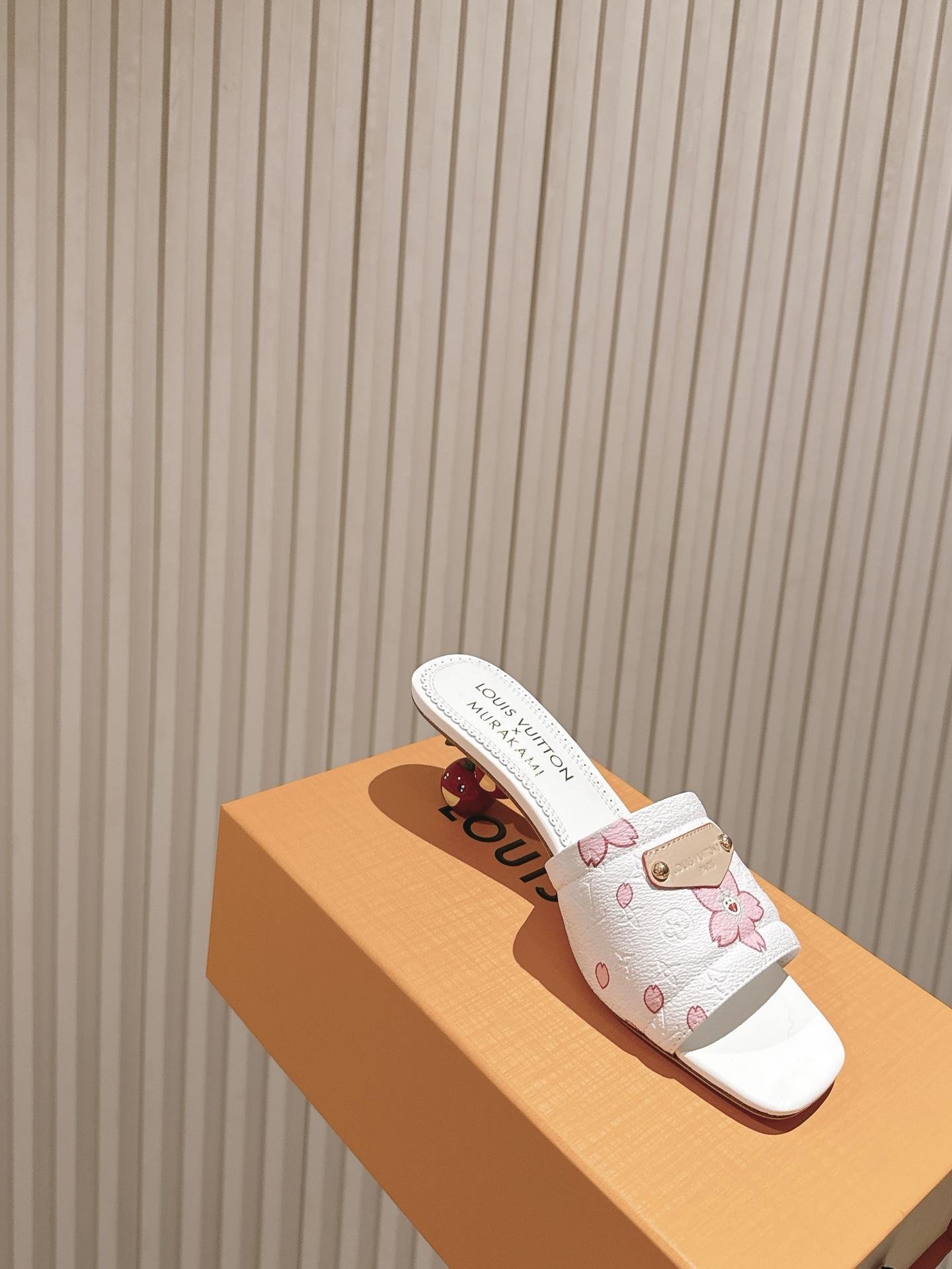 🍒樱桃跟
  | ²⁰²5𝐬𝐬 🤍🤎
驴家早春新品🆕 new arrival～LV春夏涂鸦拖鞋，也太出彩