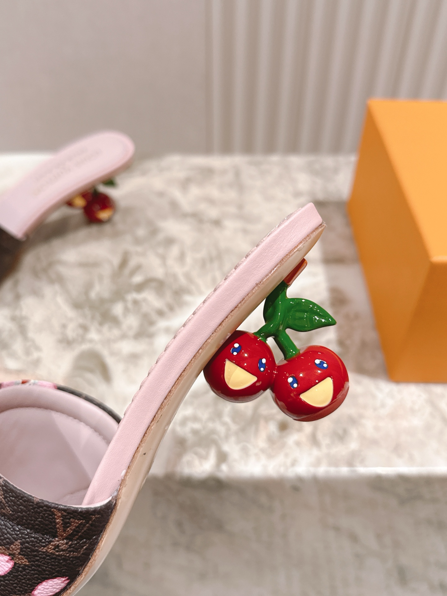 🍒樱桃跟
  | ²⁰²5𝐬𝐬 🤍🤎
驴家早春新品🆕 new arrival～LV春夏涂鸦拖鞋，也太出彩
