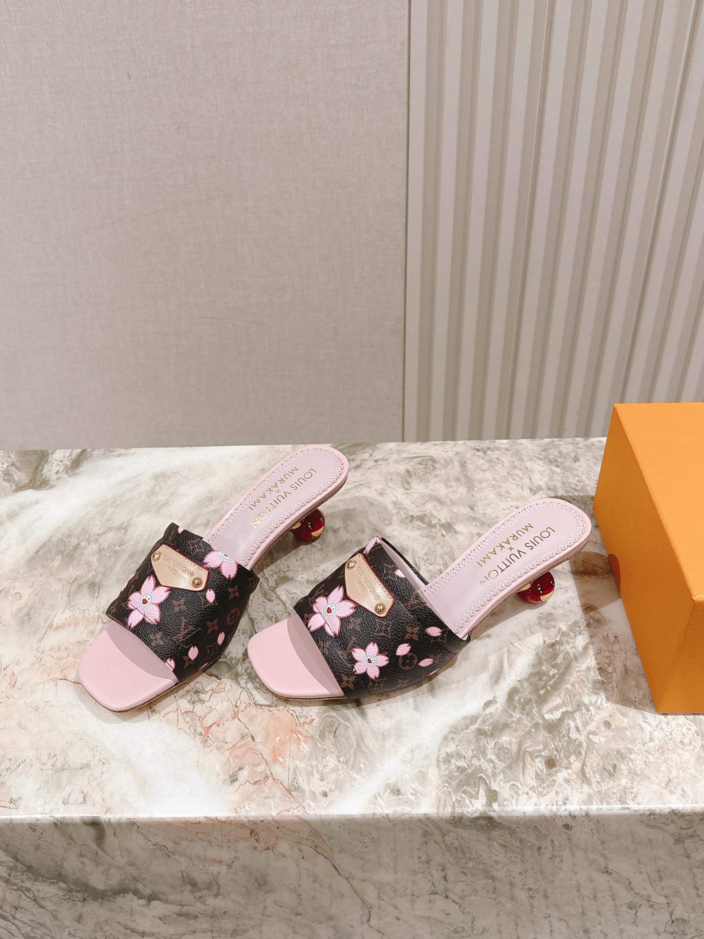 🍒樱桃跟
  | ²⁰²5𝐬𝐬 🤍🤎
驴家早春新品🆕 new arrival～LV春夏涂鸦拖鞋，也太出彩