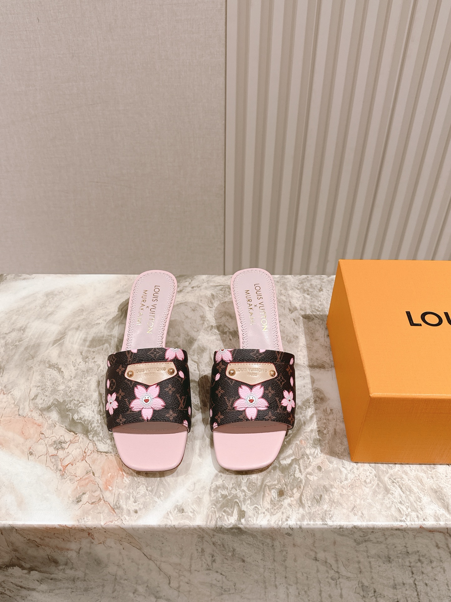 🍒樱桃跟
  | ²⁰²5𝐬𝐬 🤍🤎
驴家早春新品🆕 new arrival～LV春夏涂鸦拖鞋，也太出彩