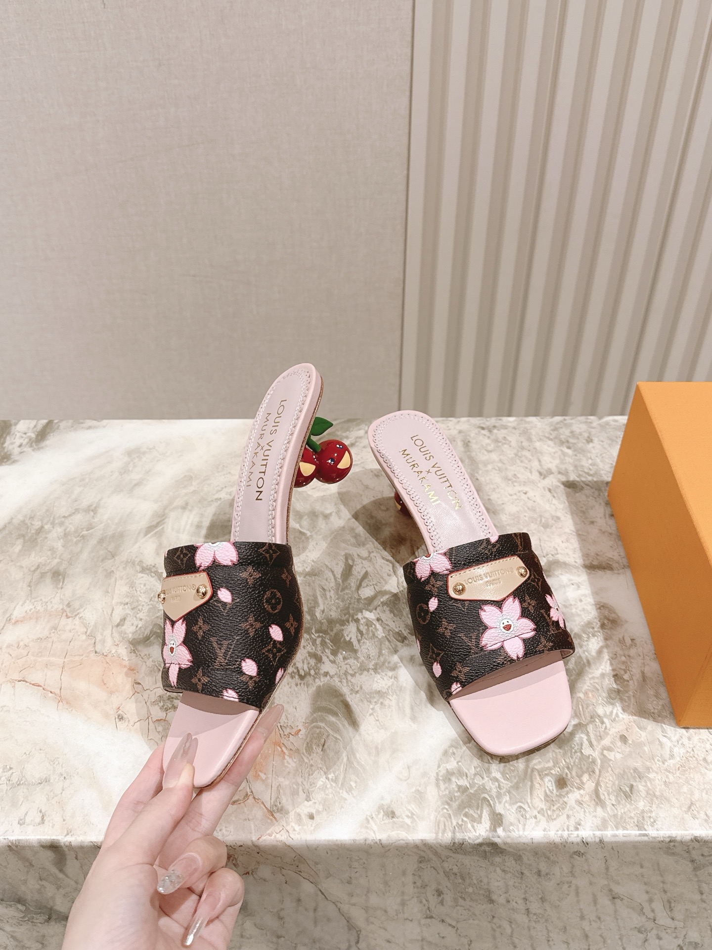 🍒樱桃跟
  | ²⁰²5𝐬𝐬 🤍🤎
驴家早春新品🆕 new arrival～LV春夏涂鸦拖鞋，也太出彩