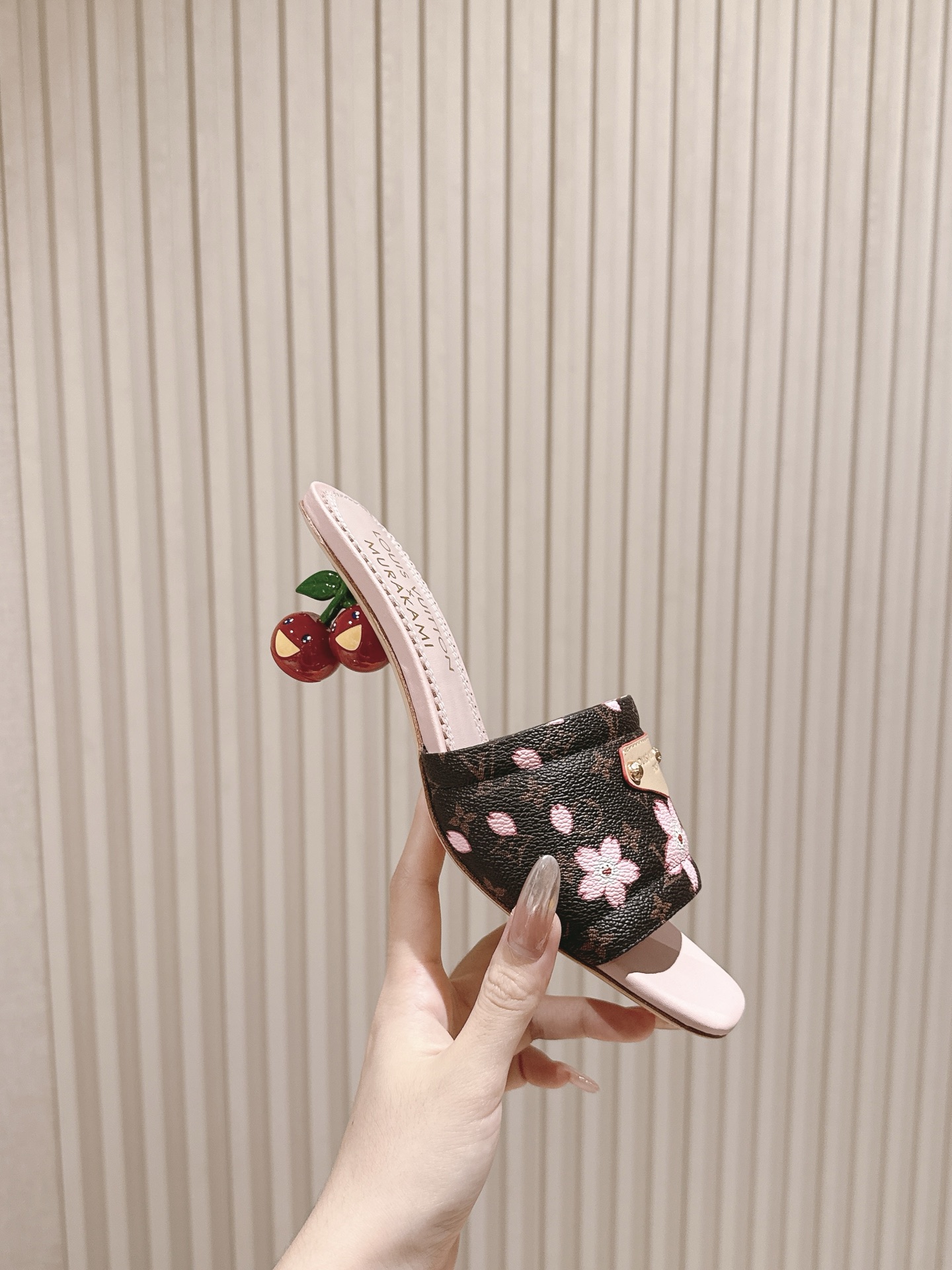 🍒樱桃跟
  | ²⁰²5𝐬𝐬 🤍🤎
驴家早春新品🆕 new arrival～LV春夏涂鸦拖鞋，也太出彩