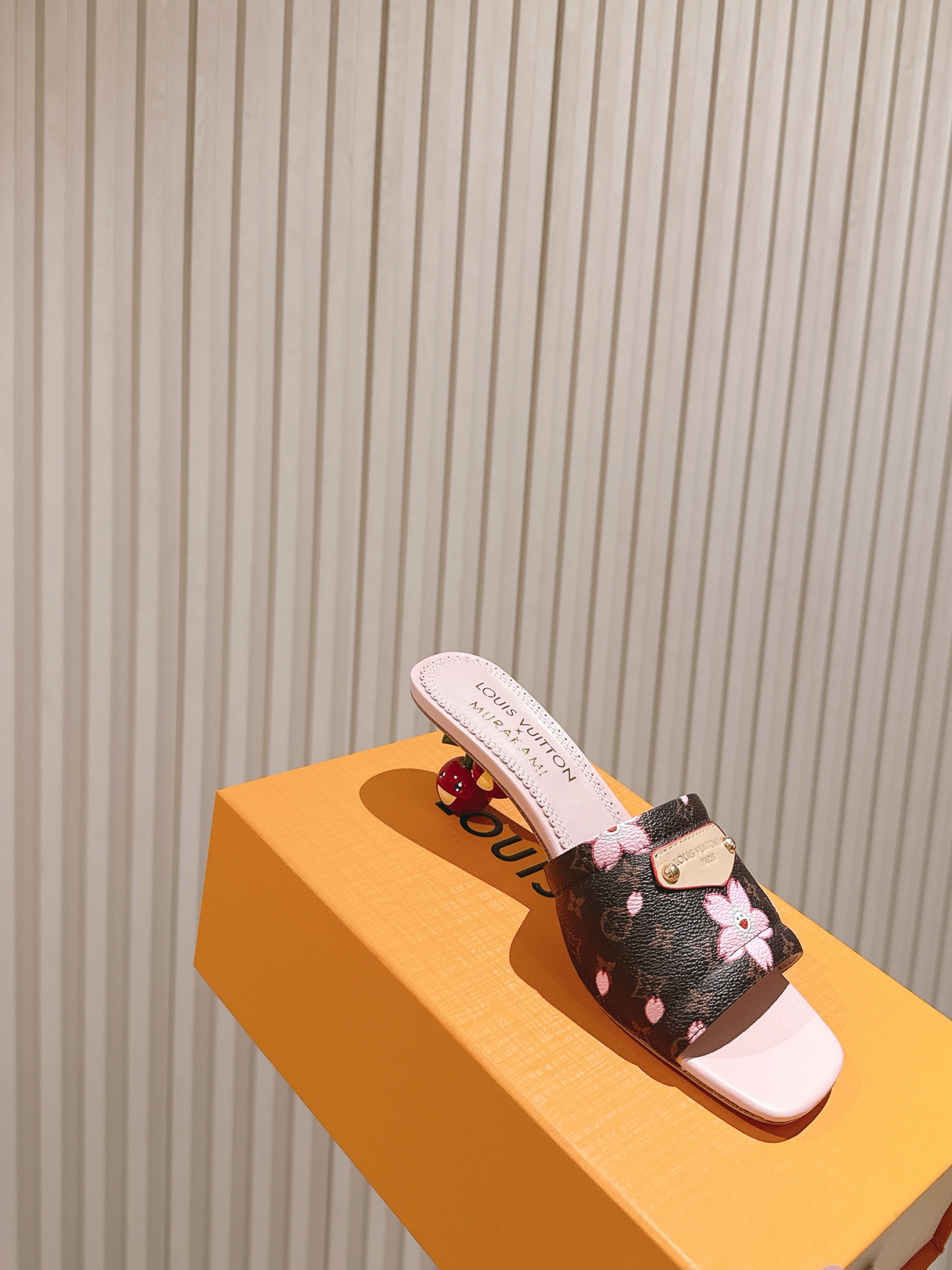 🍒樱桃跟
  | ²⁰²5𝐬𝐬 🤍🤎
驴家早春新品🆕 new arrival～LV春夏涂鸦拖鞋，也太出彩