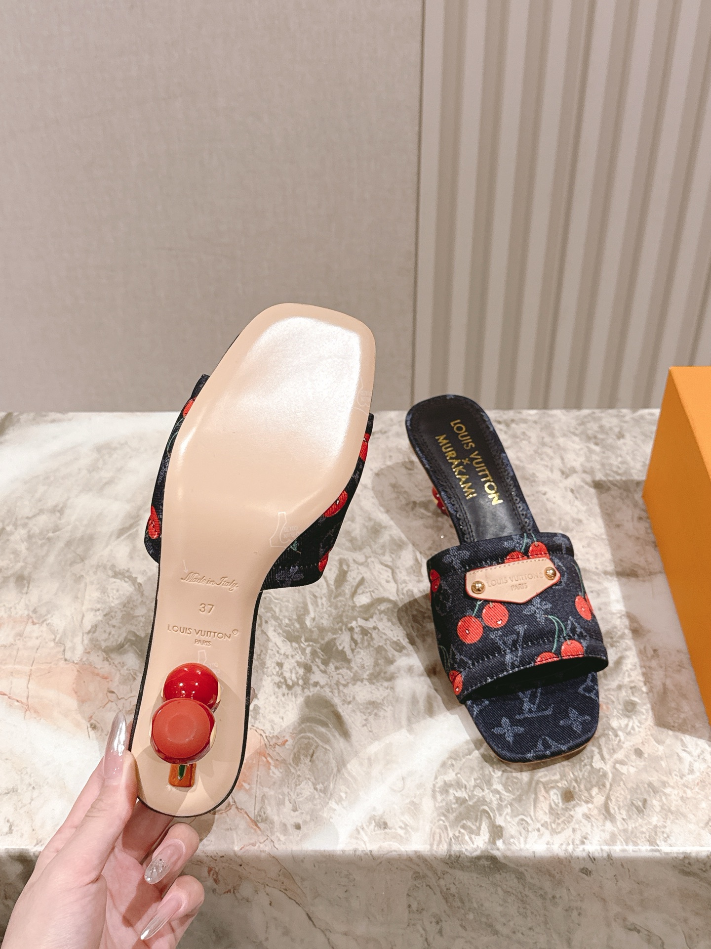 🍒樱桃跟
  | ²⁰²5𝐬𝐬 🤍🤎
驴家早春新品🆕 new arrival～LV春夏涂鸦拖鞋，也太出彩
