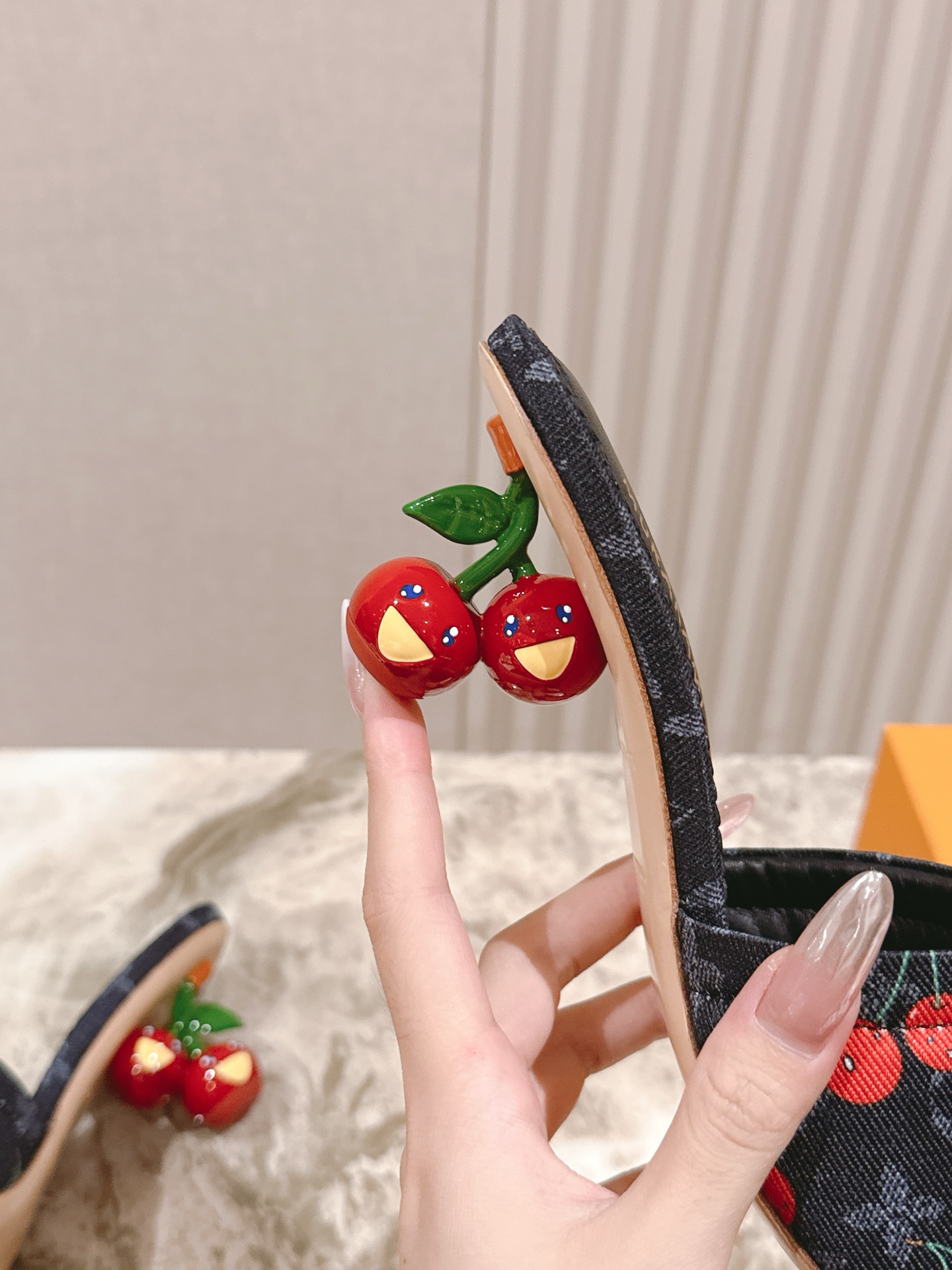 🍒樱桃跟
  | ²⁰²5𝐬𝐬 🤍🤎
驴家早春新品🆕 new arrival～LV春夏涂鸦拖鞋，也太出彩