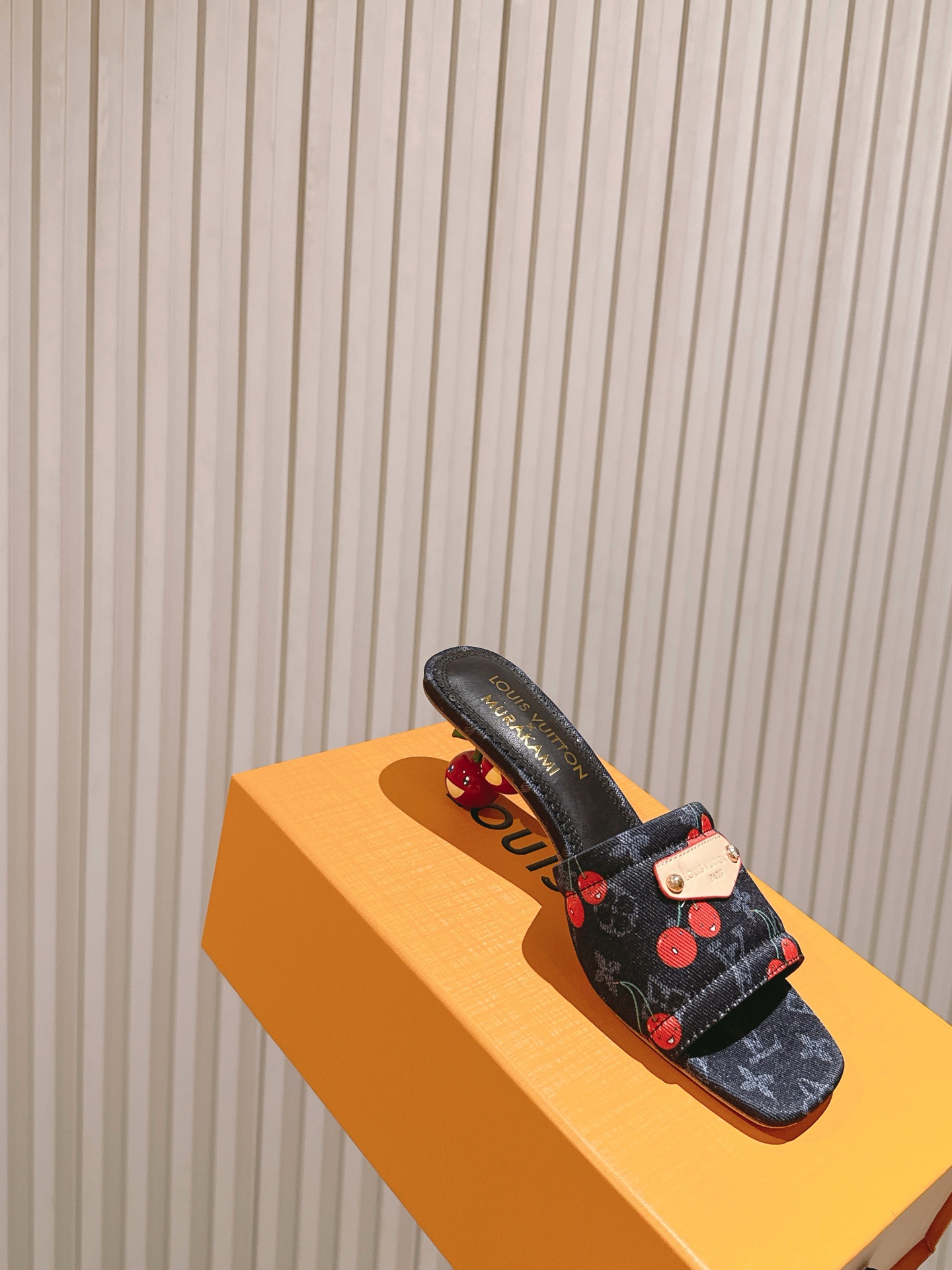 🍒樱桃跟
  | ²⁰²5𝐬𝐬 🤍🤎
驴家早春新品🆕 new arrival～LV春夏涂鸦拖鞋，也太出彩