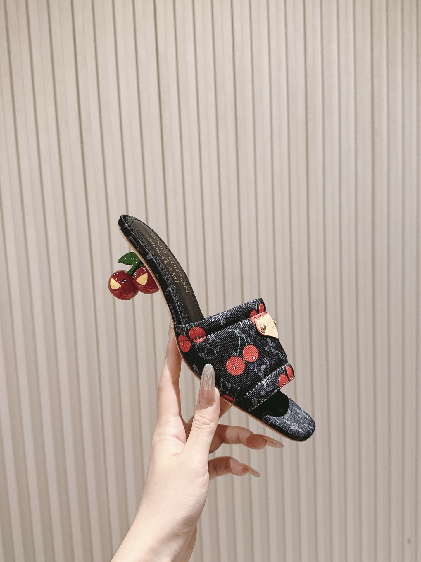 🍒樱桃跟
  | ²⁰²5𝐬𝐬 🤍🤎
驴家早春新品🆕 new arrival～LV春夏涂鸦拖鞋，也太出彩