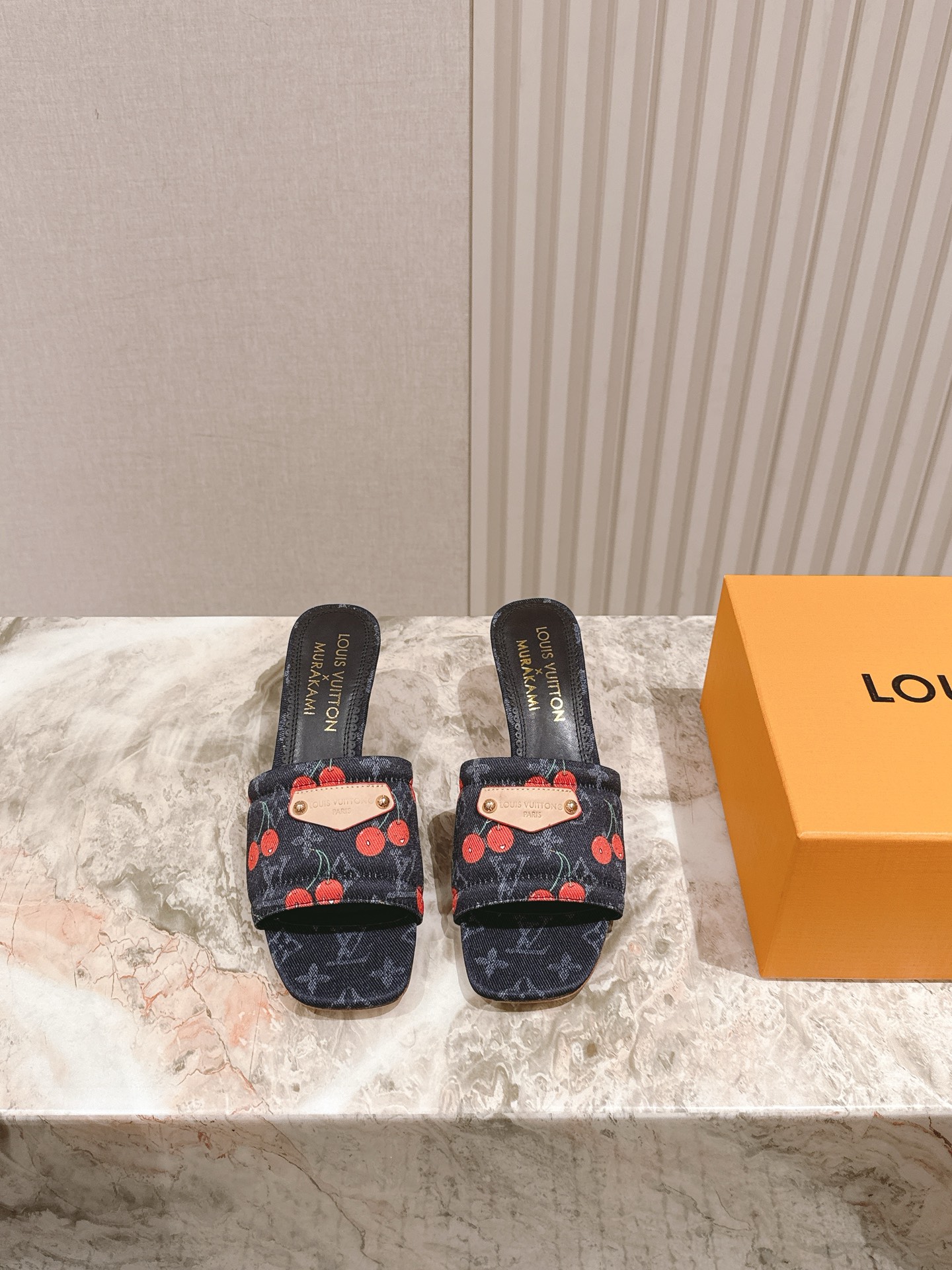 🍒樱桃跟
  | ²⁰²5𝐬𝐬 🤍🤎
驴家早春新品🆕 new arrival～LV春夏涂鸦拖鞋，也太出彩