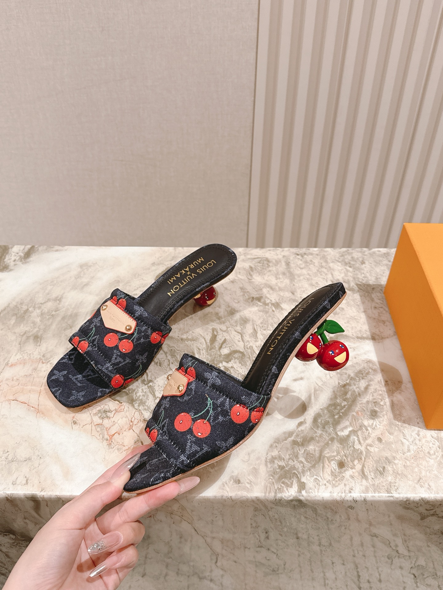 🍒樱桃跟
  | ²⁰²5𝐬𝐬 🤍🤎
驴家早春新品🆕 new arrival～LV春夏涂鸦拖鞋，也太出彩
